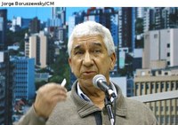 Vendedor de rosas diz que categoria está proibida de trabalhar nas sinaleiras