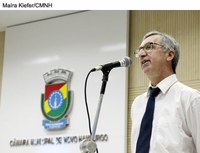 Vereadores homenageiam servidor por seus 24 anos de dedicação à Câmara