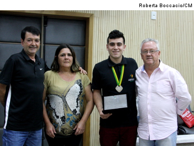 Vice-campeão da Olimpíada do Conhecimento é homenageado