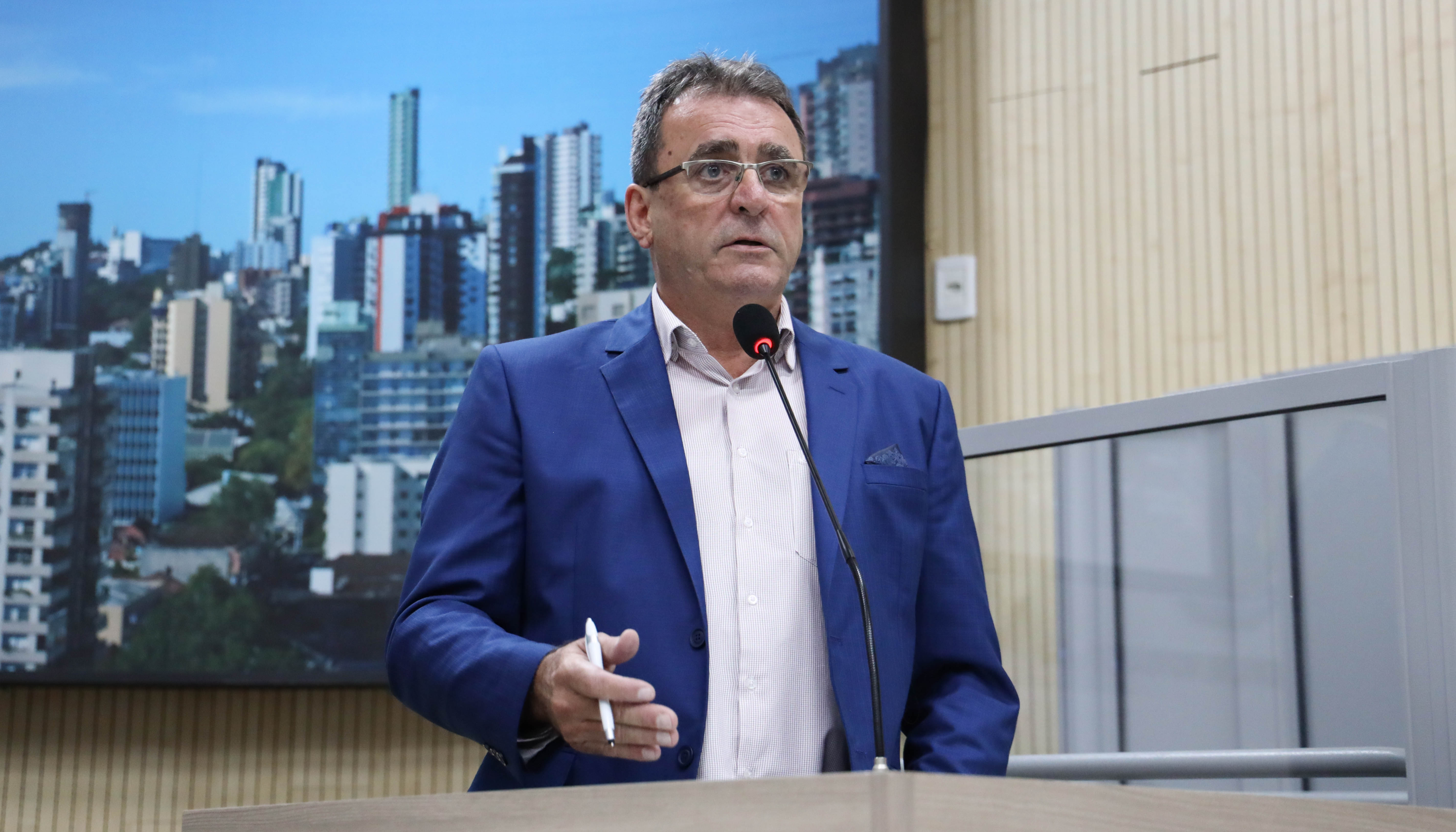 Adiada votação de dois projetos de lei