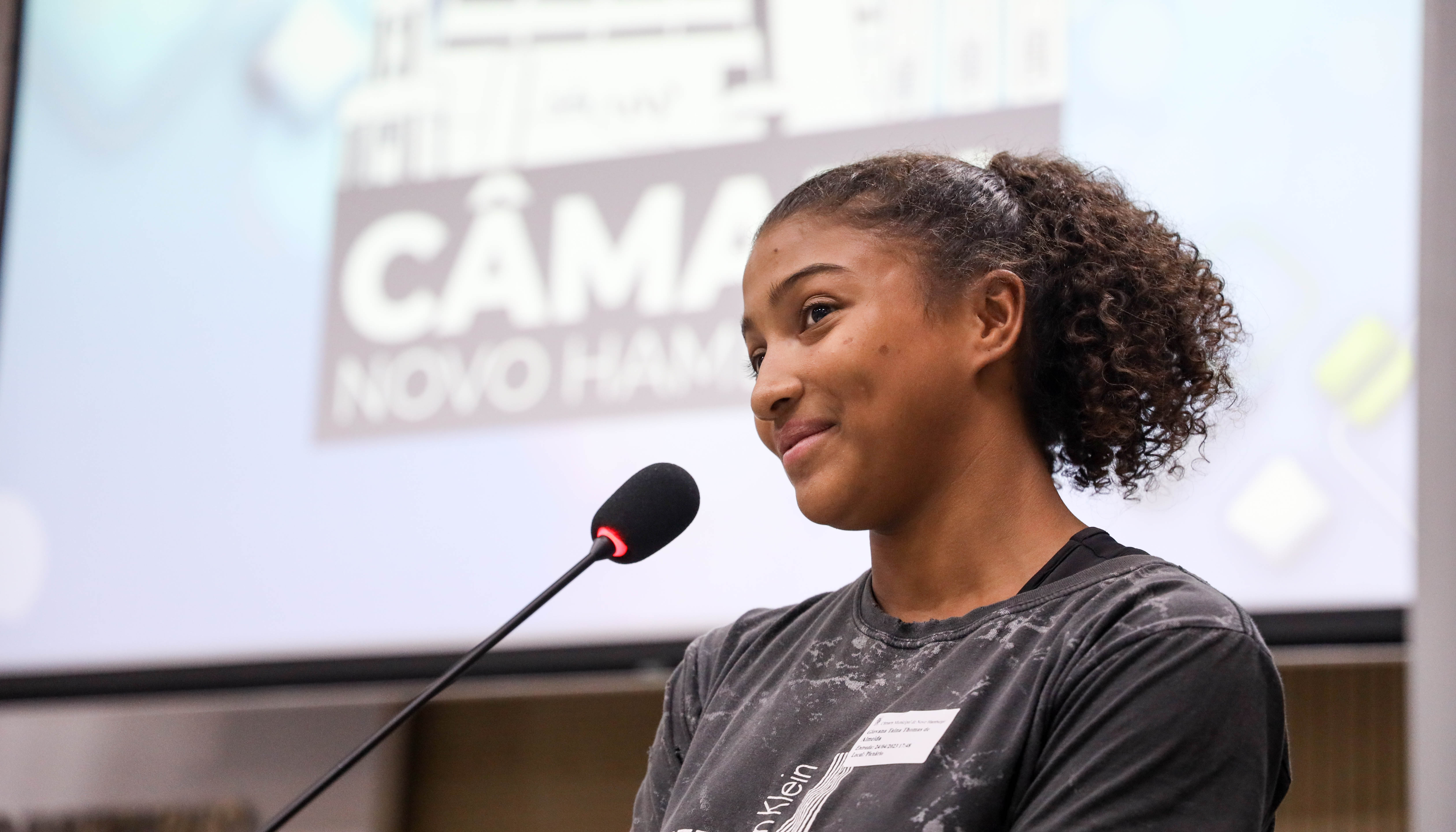 Aluna de dança aérea pede apoio para apresentação de escola hamburguense na Disney