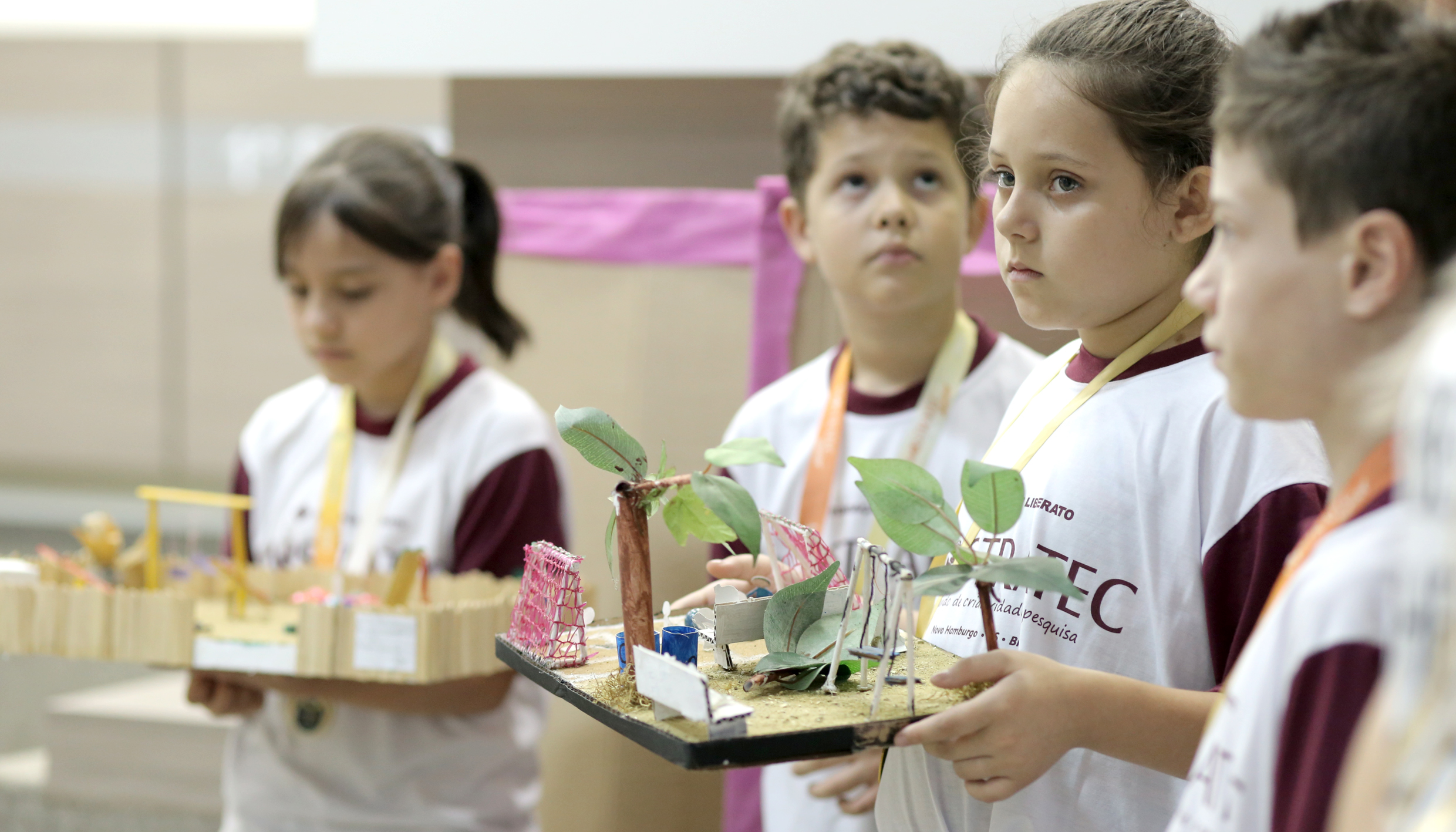 Alunos da EMEF João Brizolla apresentam pesquisa sobre malefícios de terrenos baldios