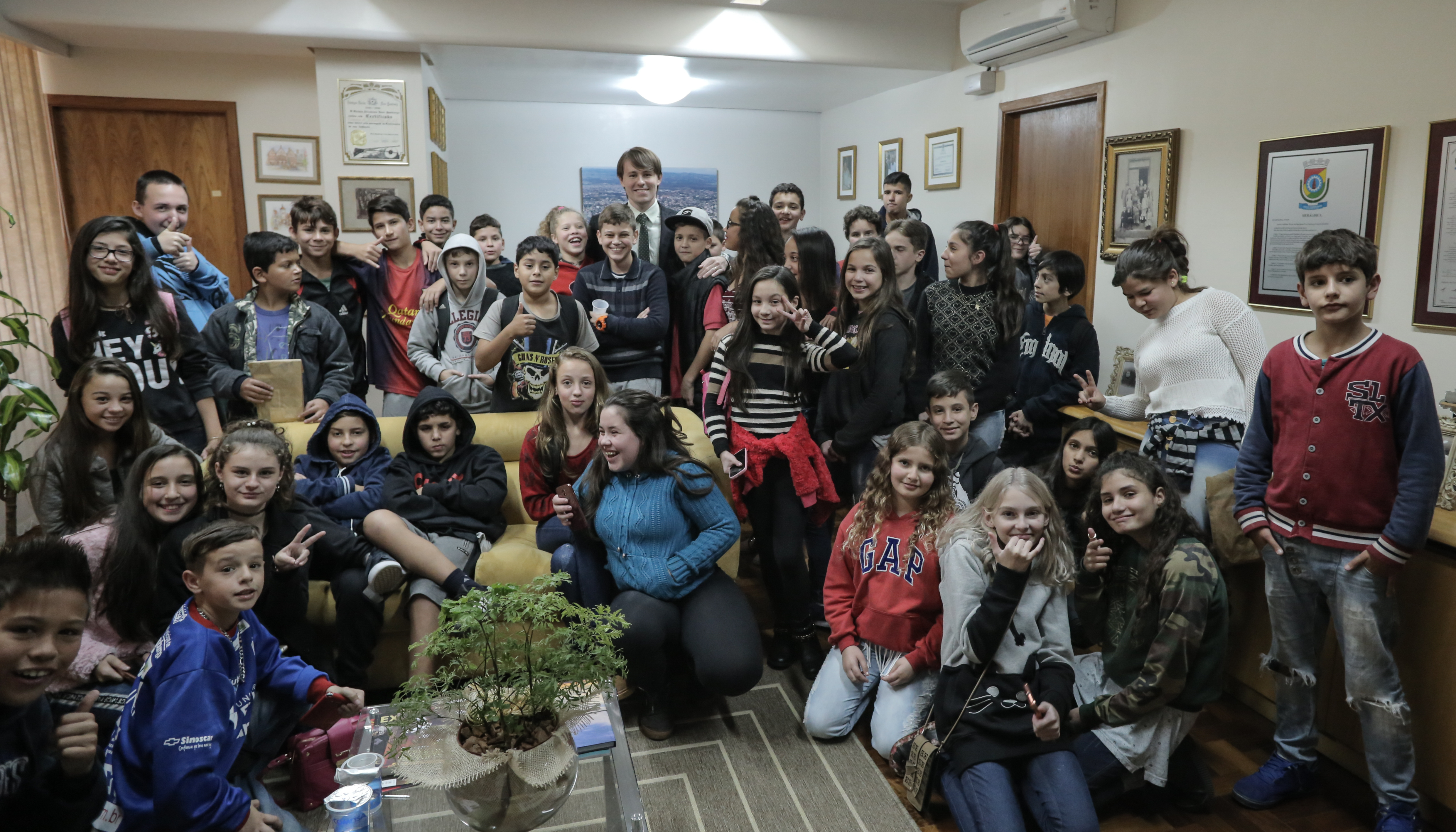 Alunos da Monteiro Lobato aprendem sobre política na palestra do Vereador Mirim