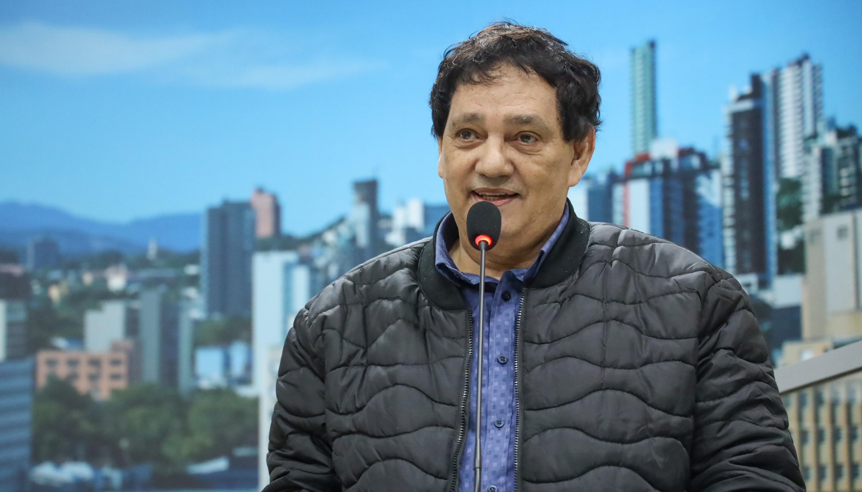 Aplicativo que auxilia no letramento de crianças autistas recebe aplausos do Legislativo