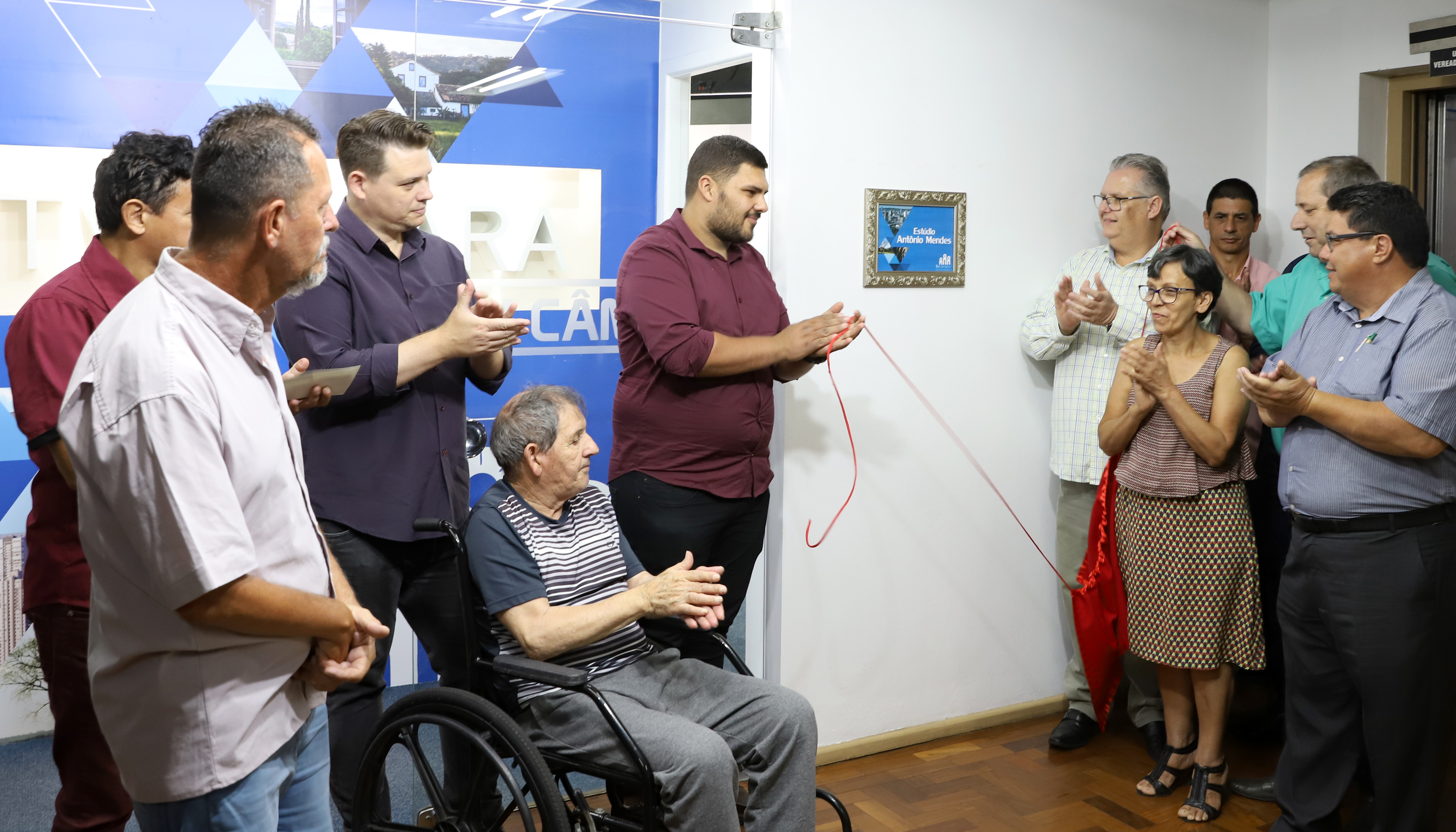 Após remodelação, estúdio da TV Câmara NH recebe nome do repórter Antônio Mendes