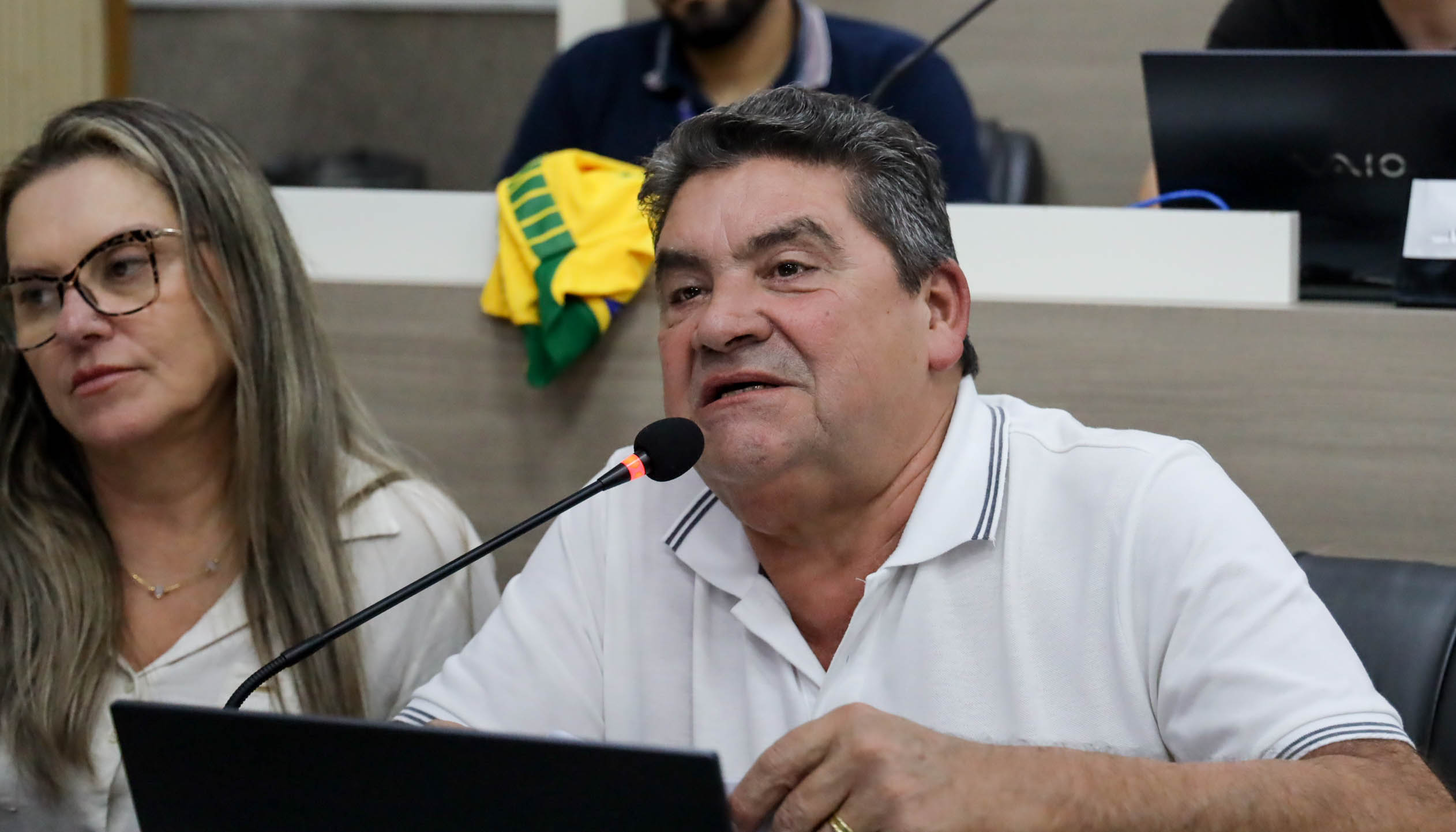 Aprovado projeto que reforça proibição de celulares em sala da aula