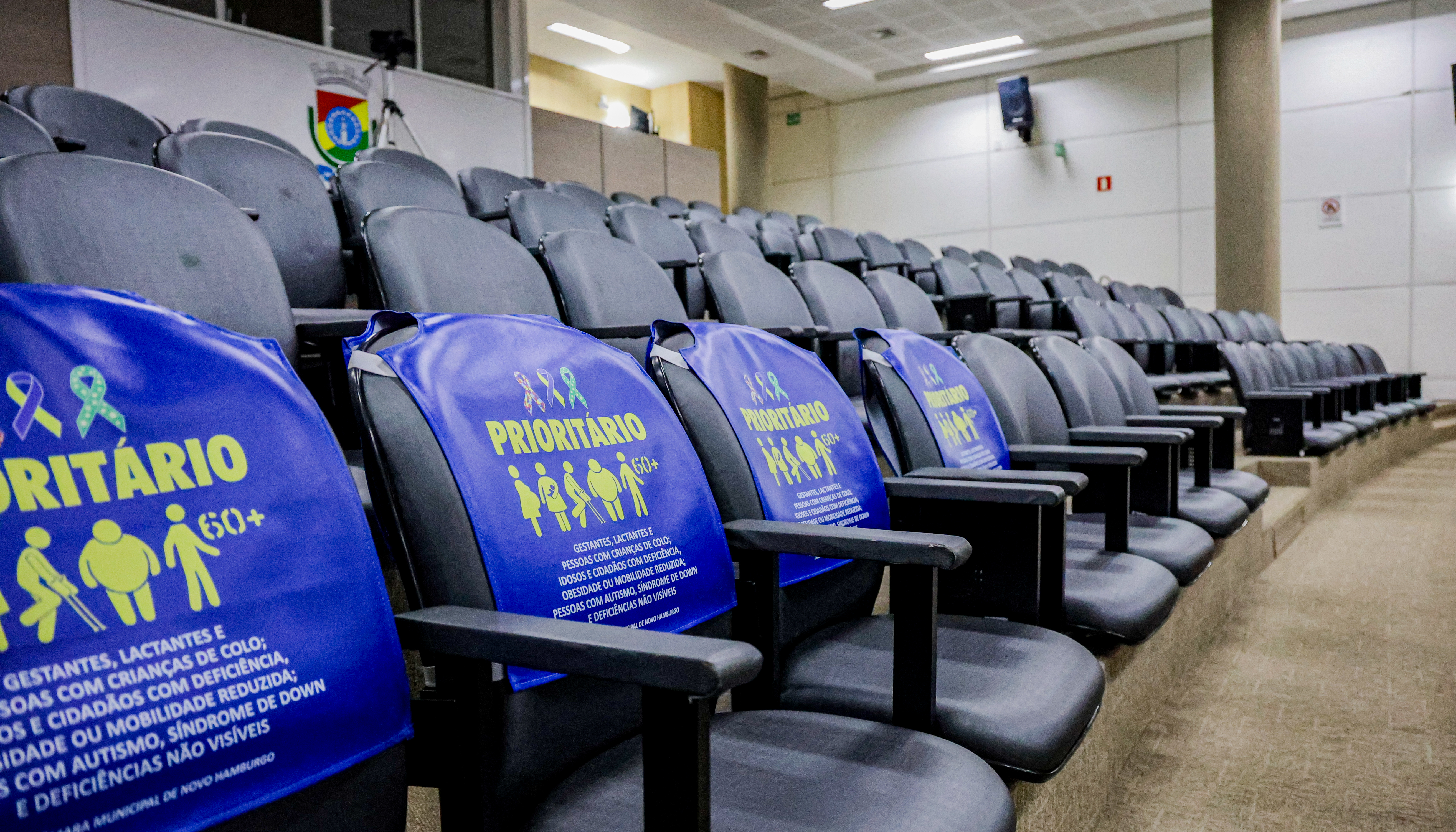Assentos prioritários do plenário ganham nova sinalização com foco na acessibilidade