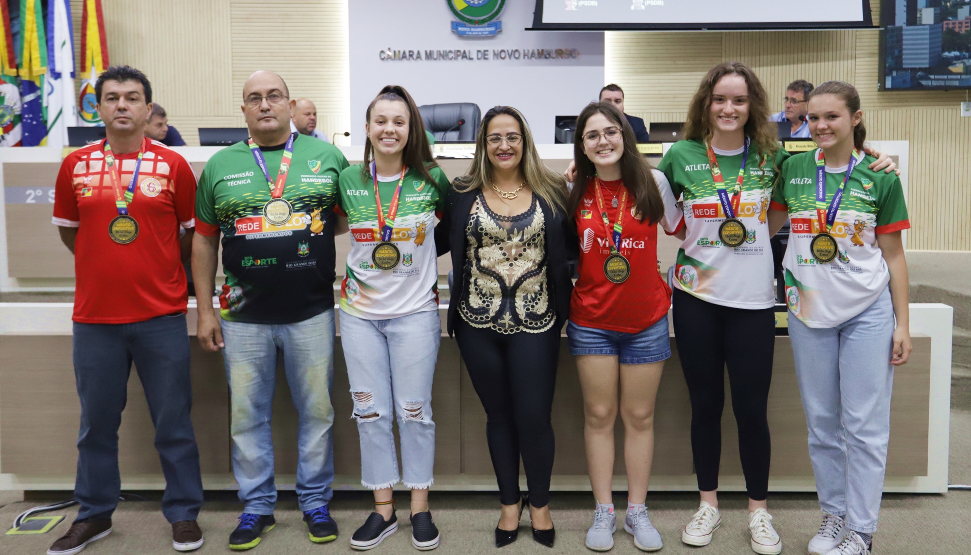 Atletas de handebol recebem Medalha Mérito Esportivo