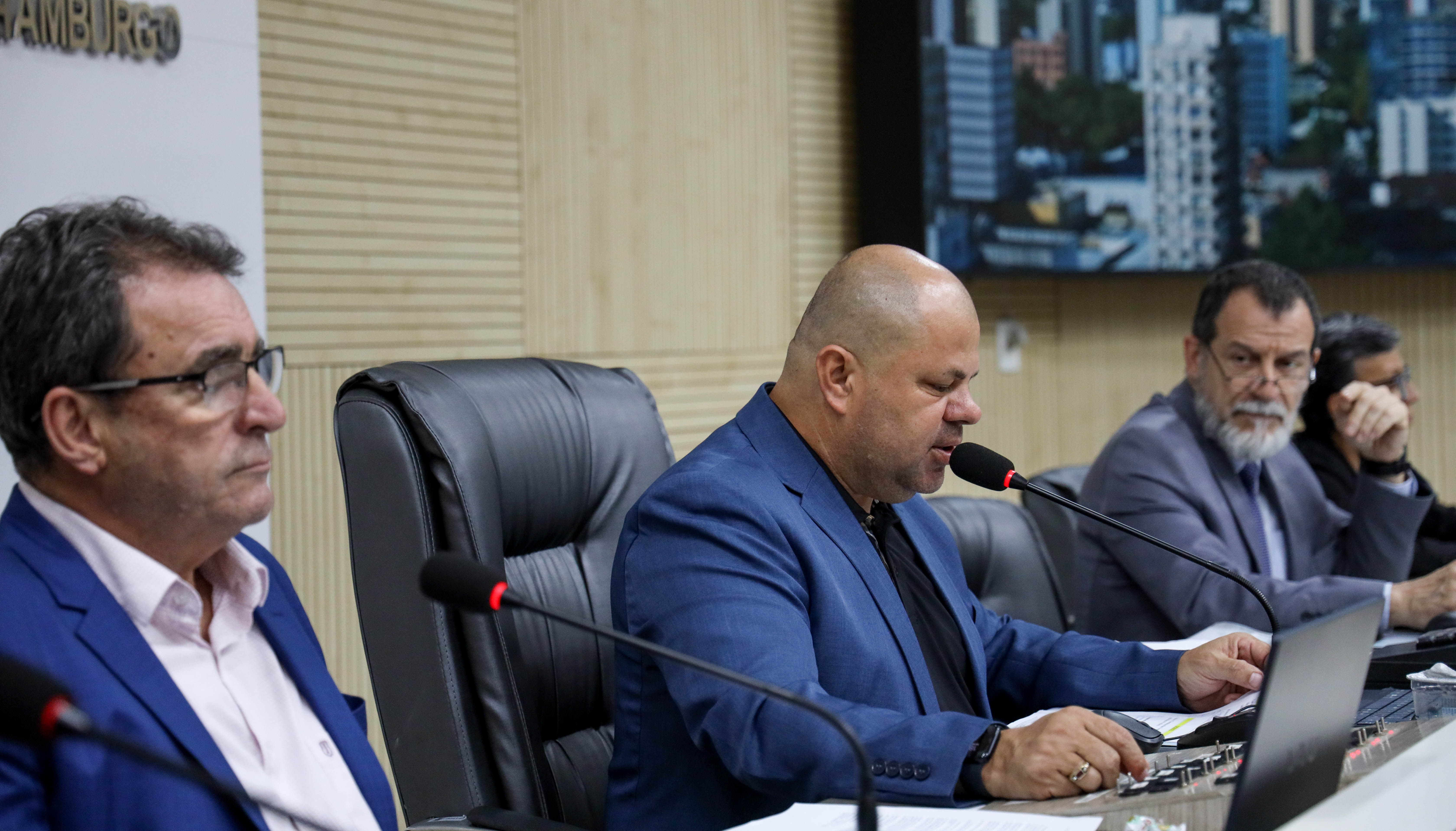 Automóveis entregues pela Câmara à Prefeitura serão repassados à 3ª DP e à Fundação de Saúde