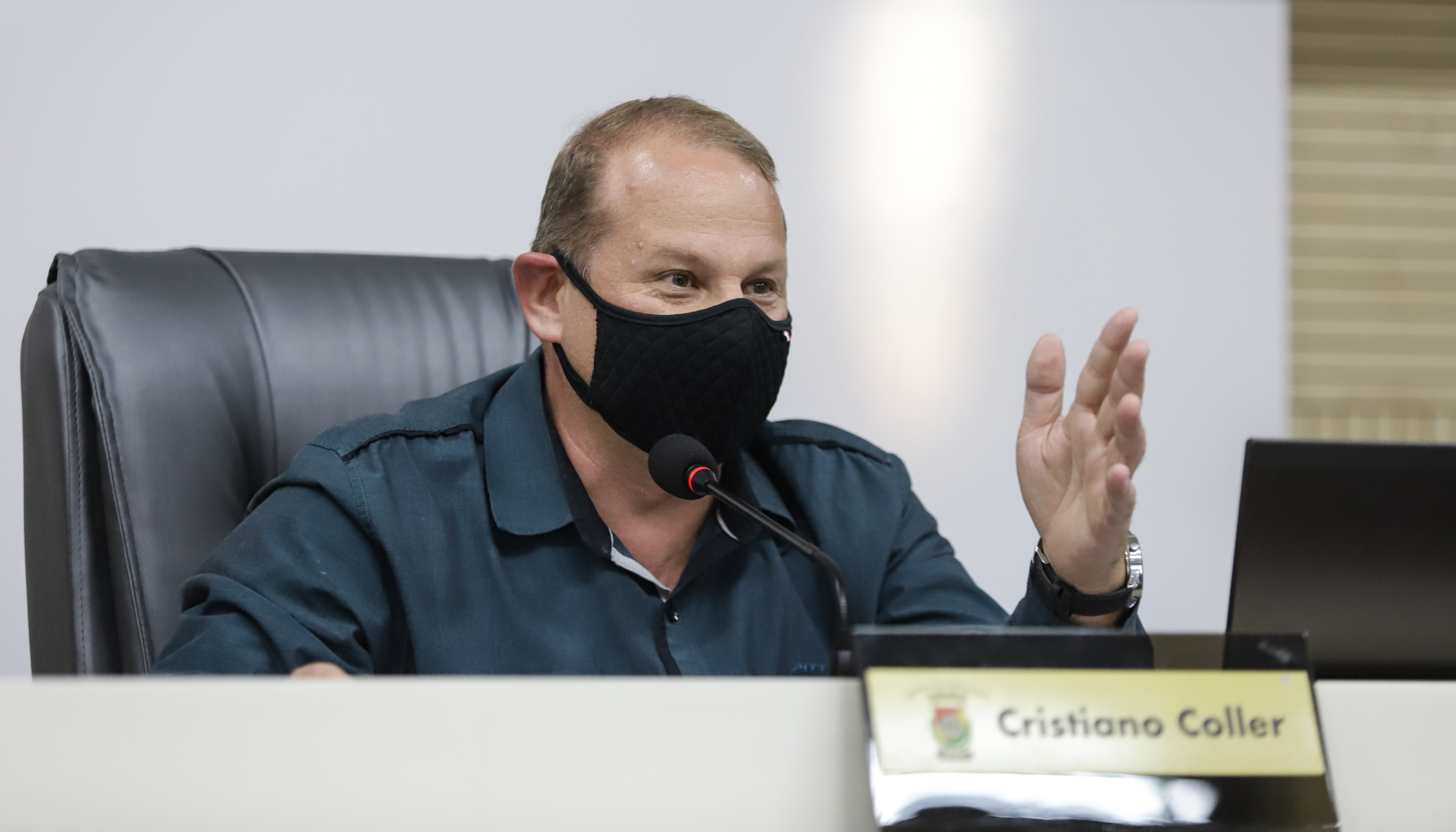 Autor de proposta sobre cadastro para adoção de animais pede vista de 15 dias 