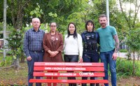 Banco Vermelho é inaugurado em frente à Câmara como símbolo de enfrentamento à violência contra a mulher