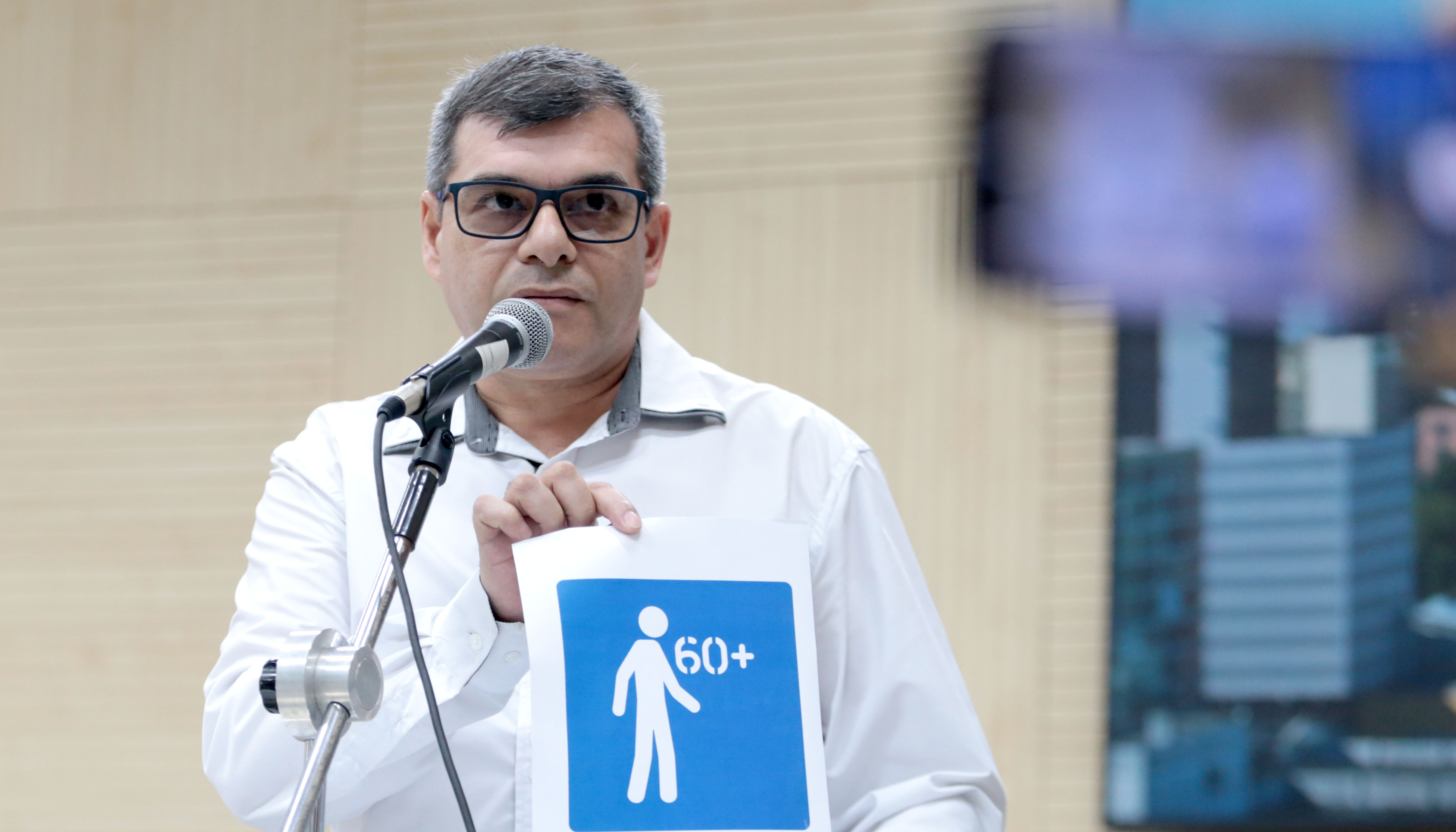 Câmara aprova alteração do símbolo para atendimento prioritário a idosos
