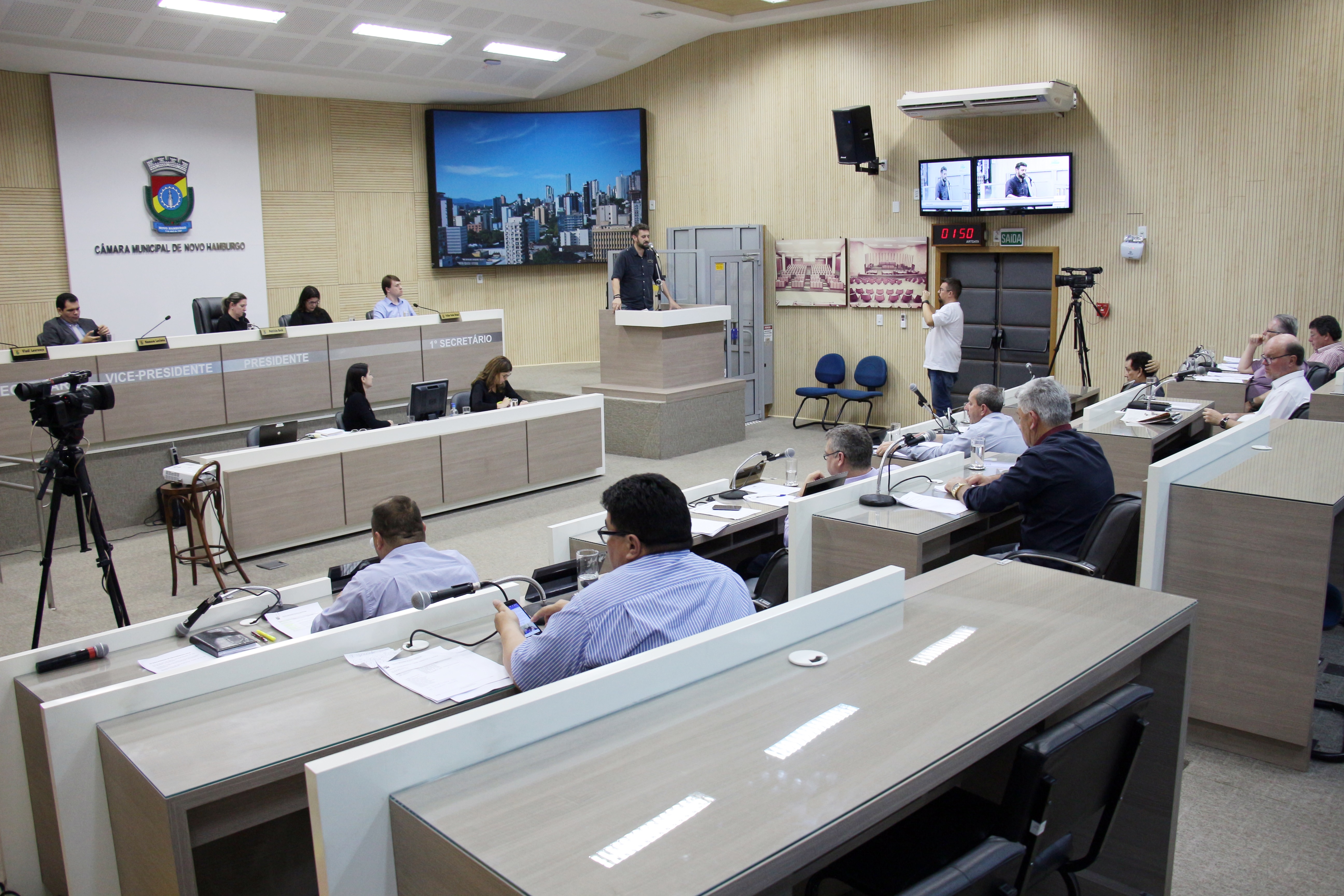 Câmara aprova autorização para prefeita ausentar-se do país