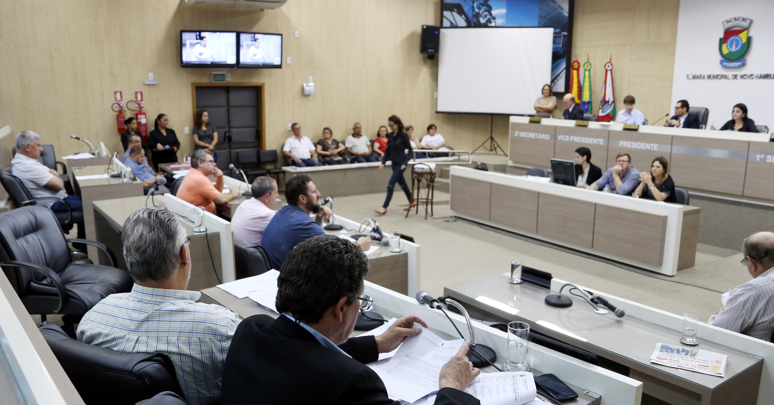 Câmara aprova criação do Prêmio Jovem Cientista Júnior