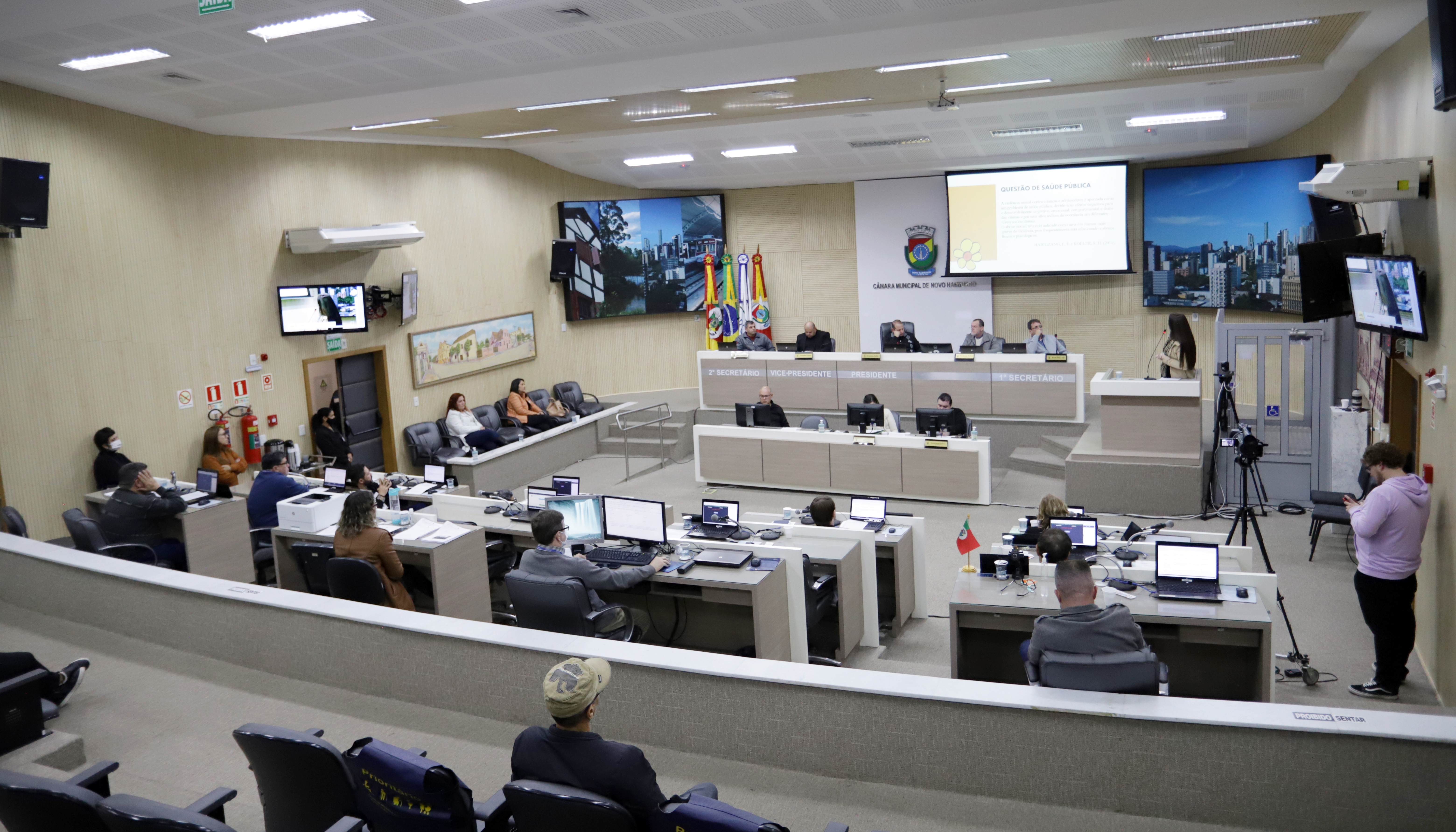 Câmara aprova equiparação de FGs para diretores de escolas municipais