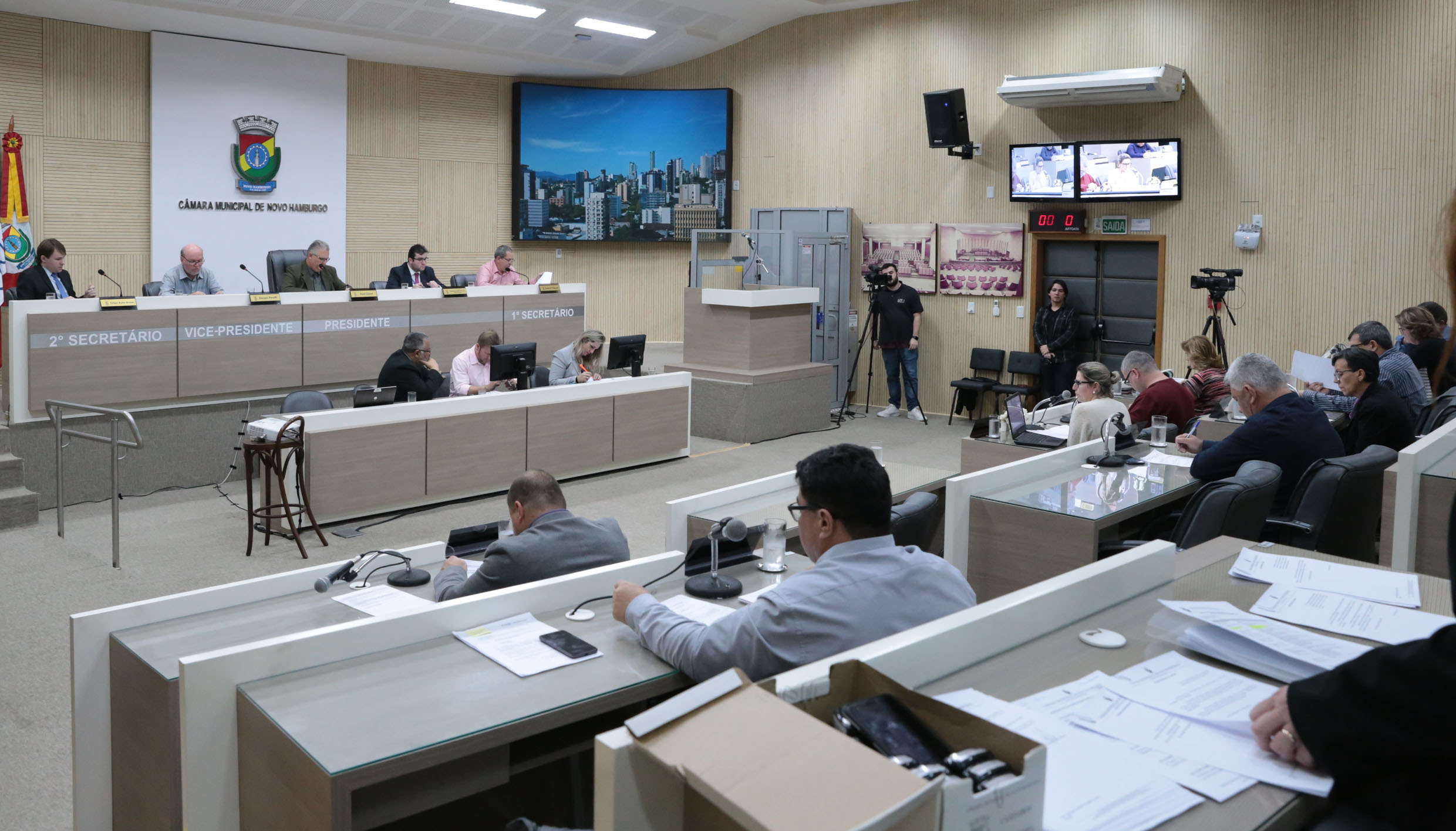 Câmara aprova reposição salarial parcelada para servidores e agentes políticos