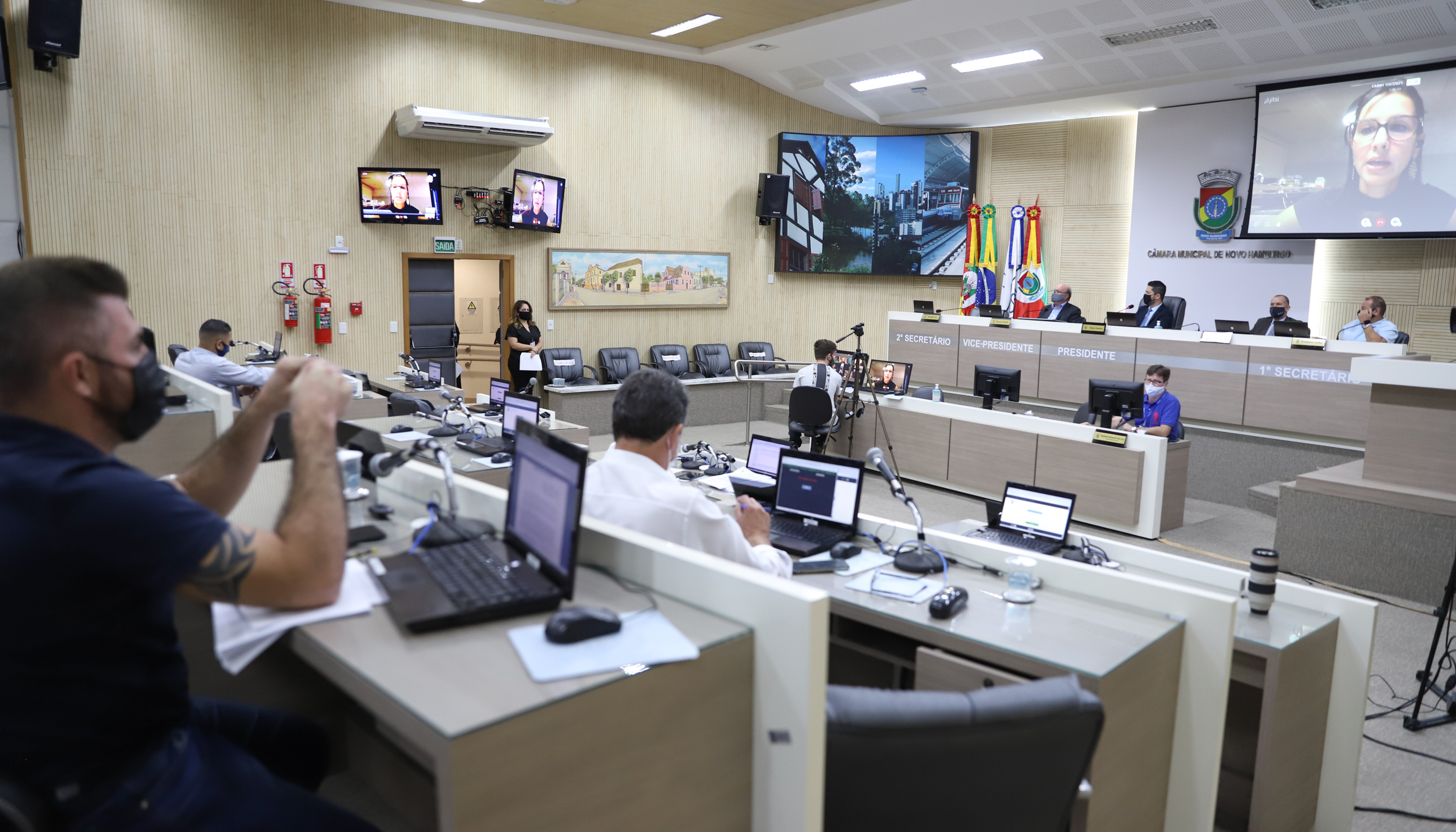 Câmara aprova projeto de lei que autoriza compra de vacinas contra a Covid-19 e proposta que ratifica consórcio público nacional