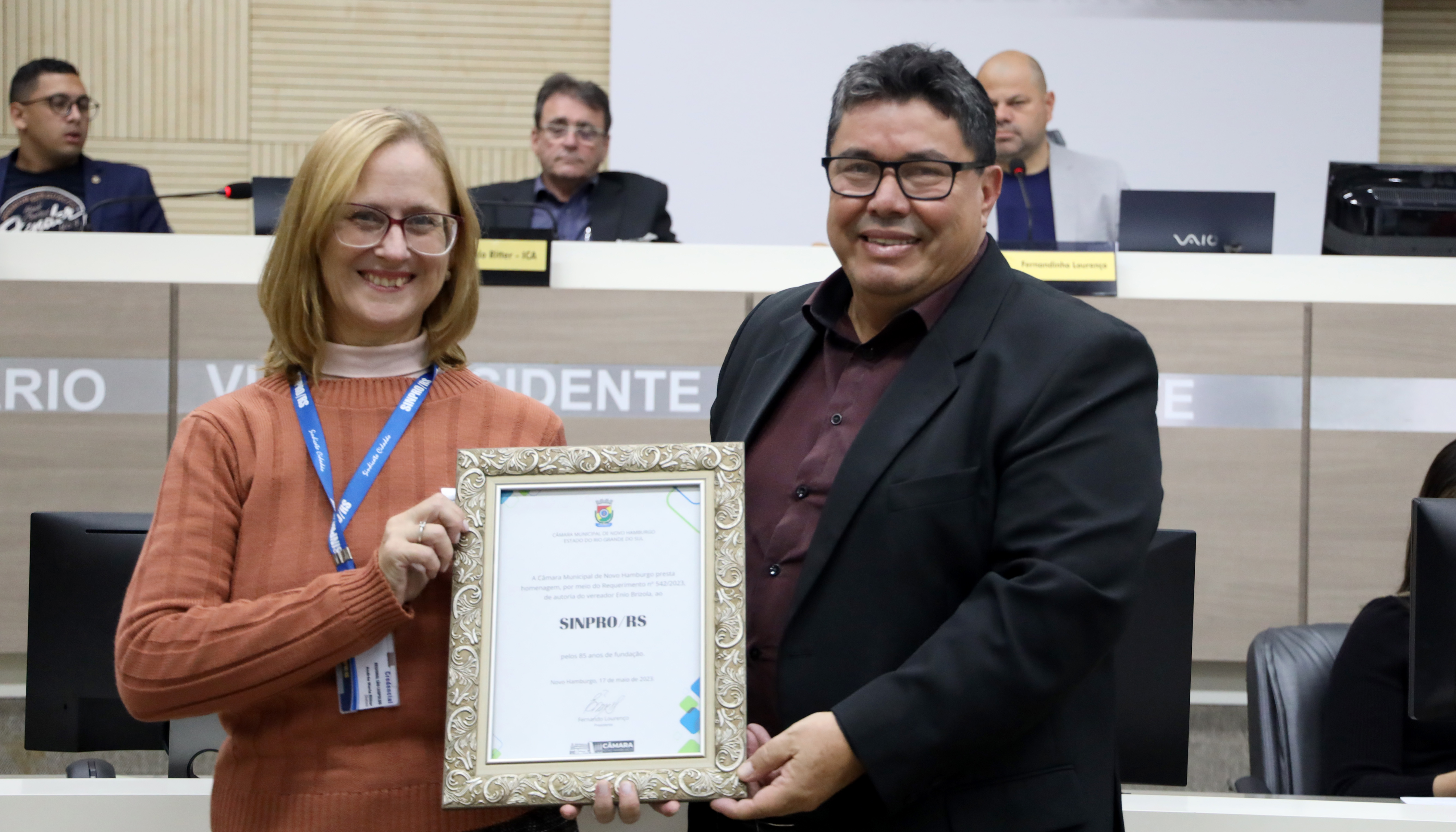 Câmara de Novo Hamburgo presta homenagem aos 85 anos do Sinpro/RS