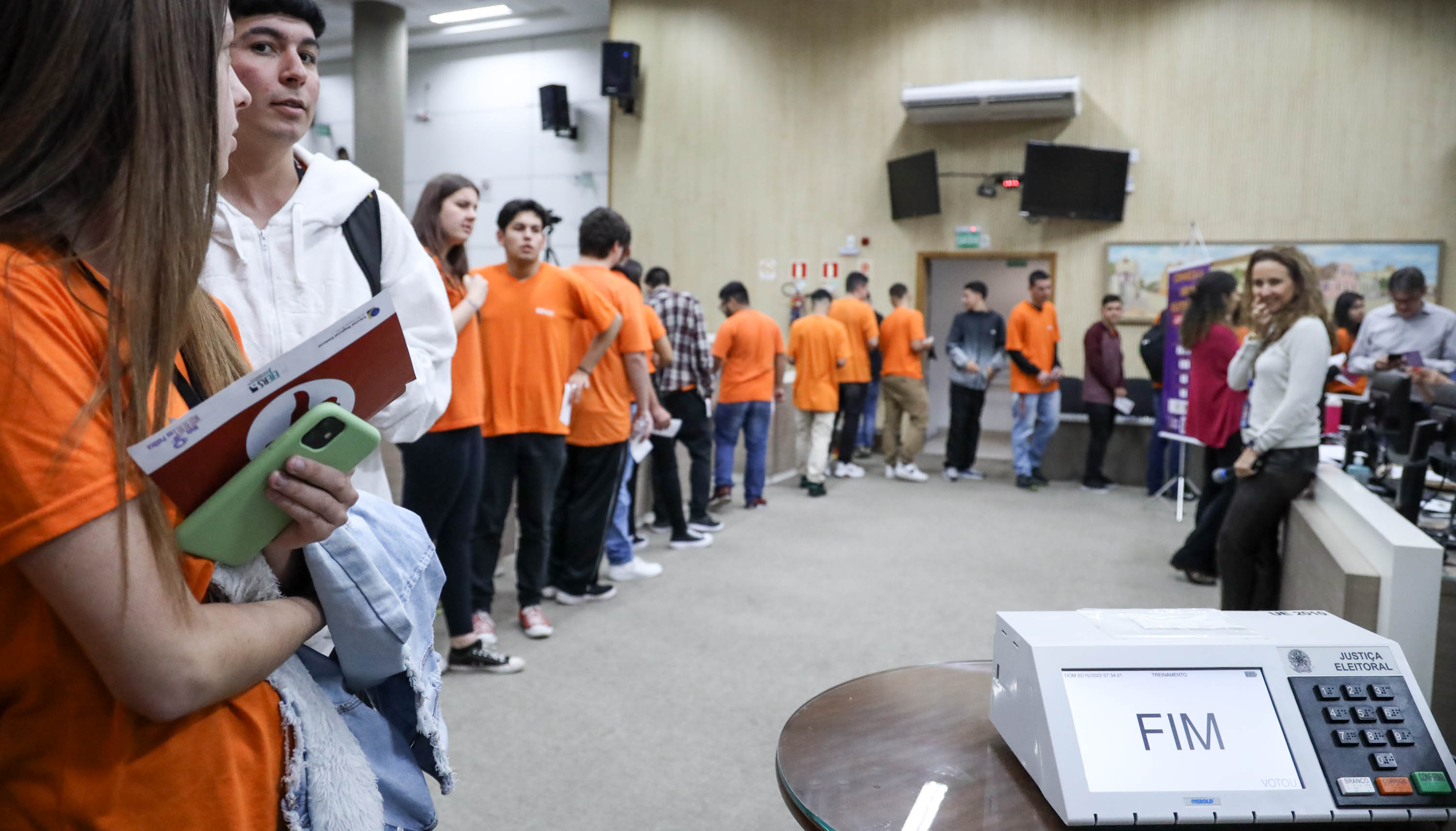 Câmara e TRE/RS realizam nova palestra sobre democracia e eleições e alunos fazem votação simulada