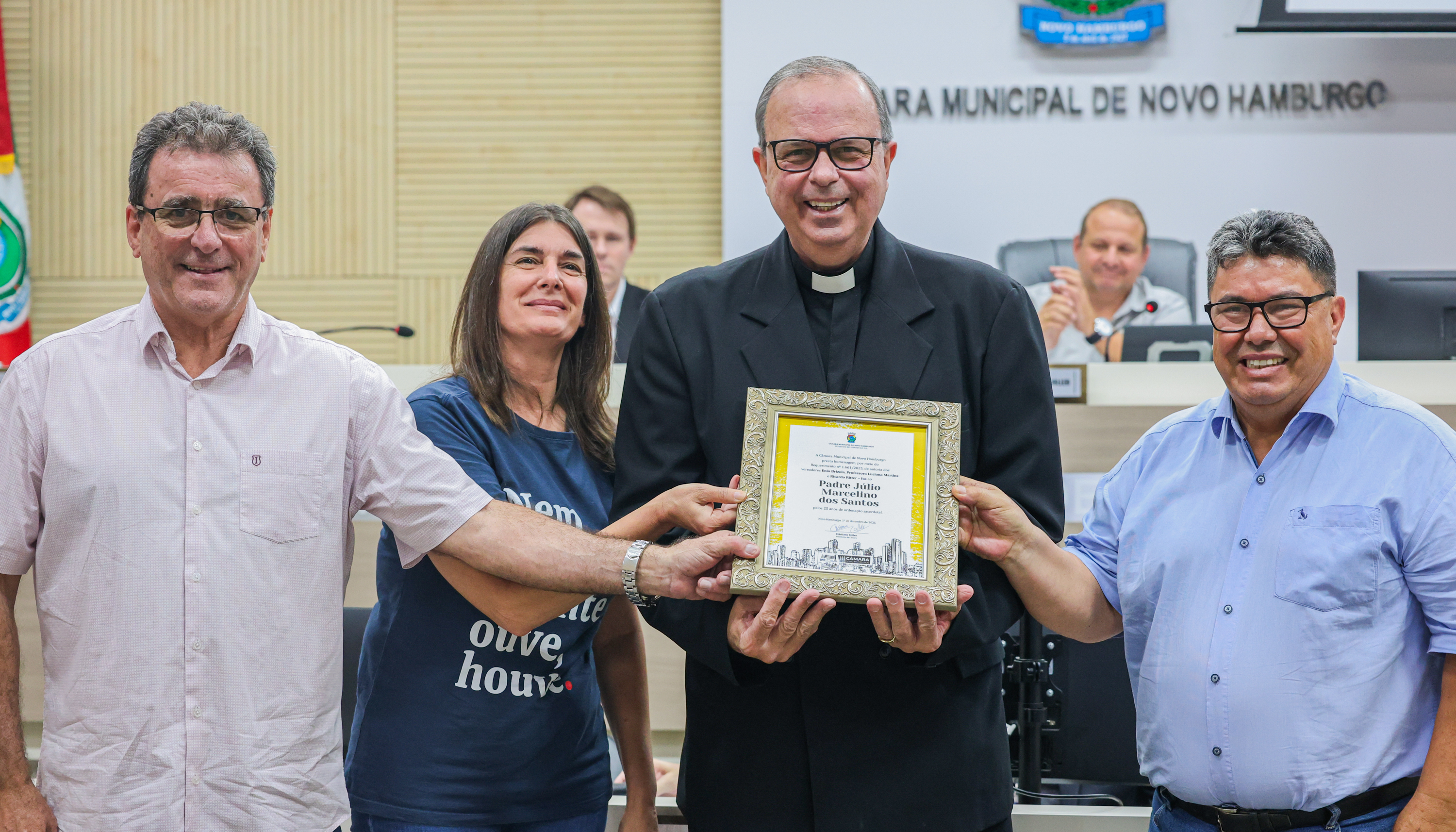 Câmara homenageia 25 anos de ordenação sacerdotal do Padre Júlio Marcelino dos Santos
