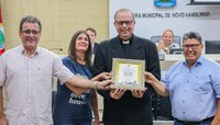 Câmara homenageia 25 anos de ordenação sacerdotal do Padre Júlio Marcelino dos Santos