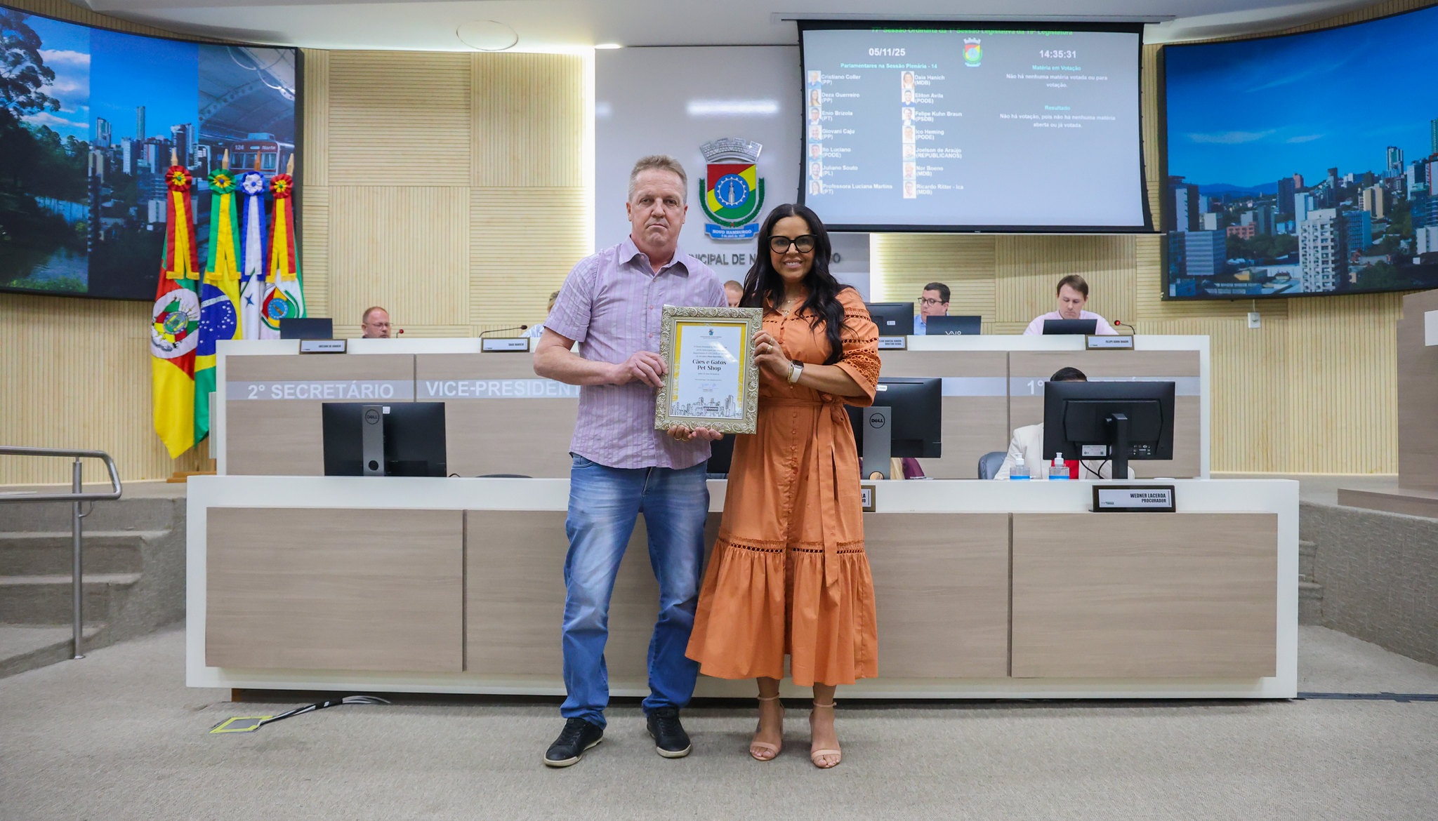 Câmara homenageia Cães e Gatos Pet Shop pelos 25 anos de atuação em Novo Hamburgo