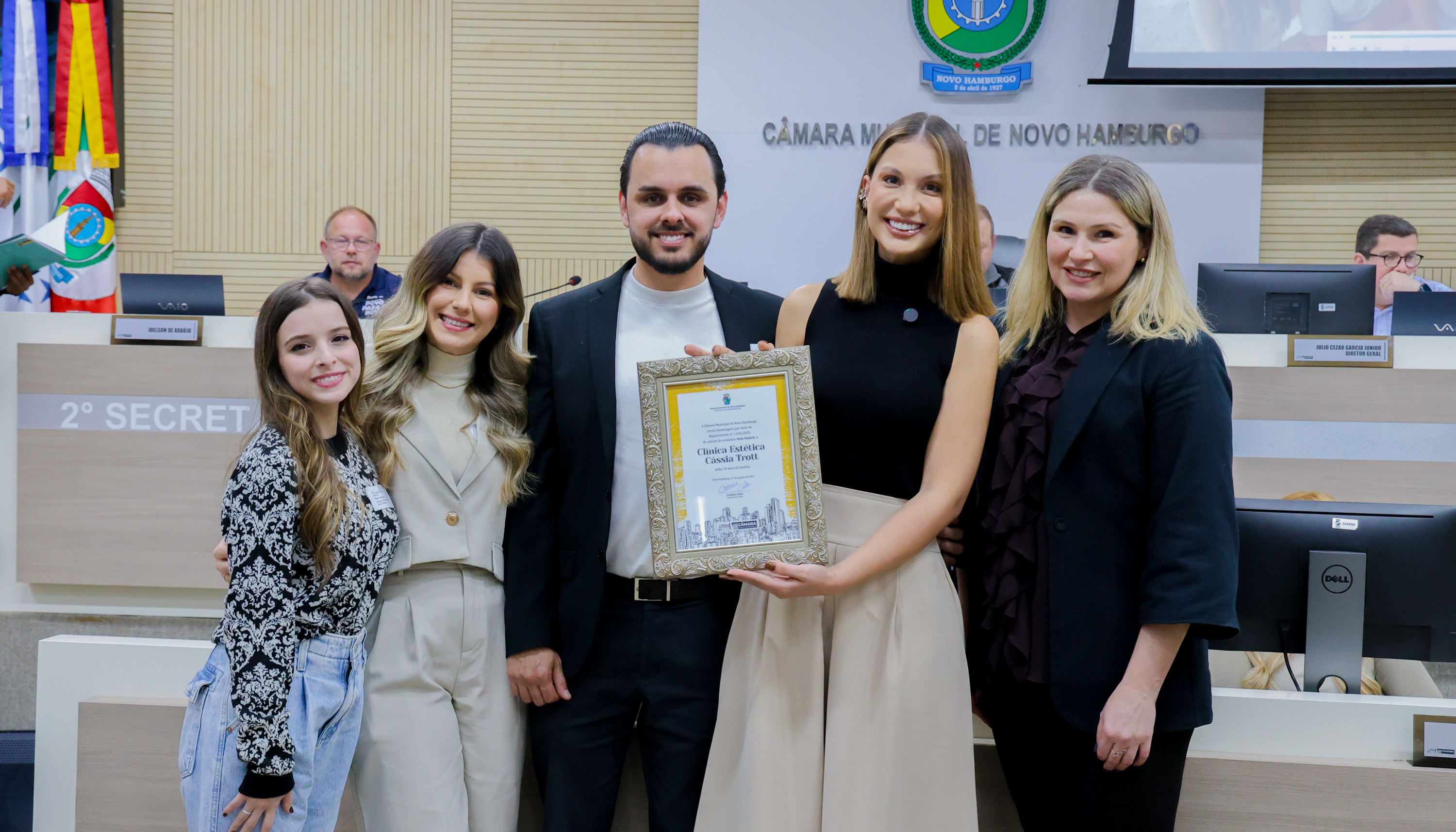 Câmara homenageia Clínica Estética Cássia Trott por uma década de história