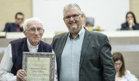 Câmara homenageia Monsenhor Oscar Colling pelo engajamento em campanha em prol da AMO Criança