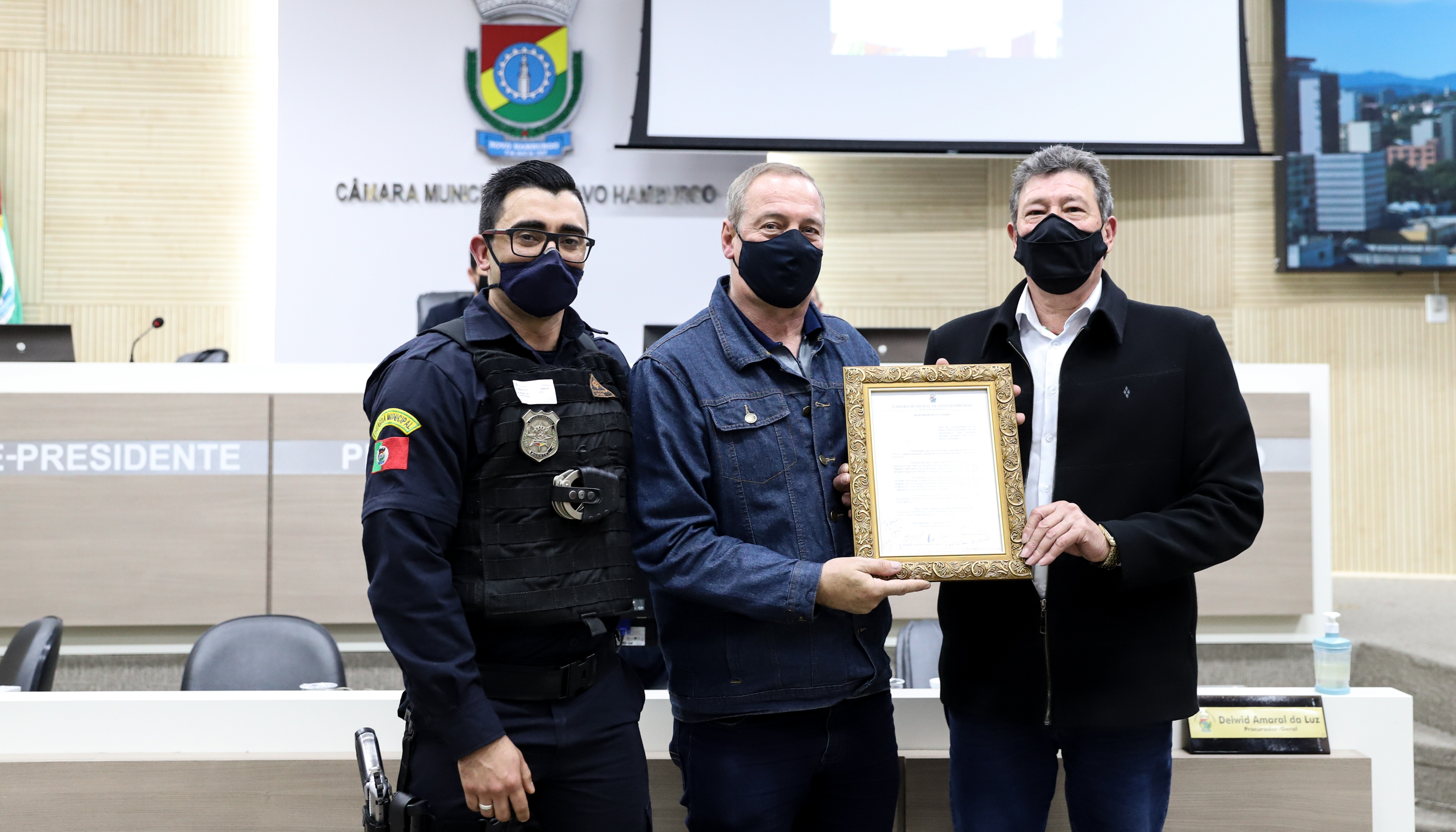 Câmara homenageia servidor público de Novo Hamburgo