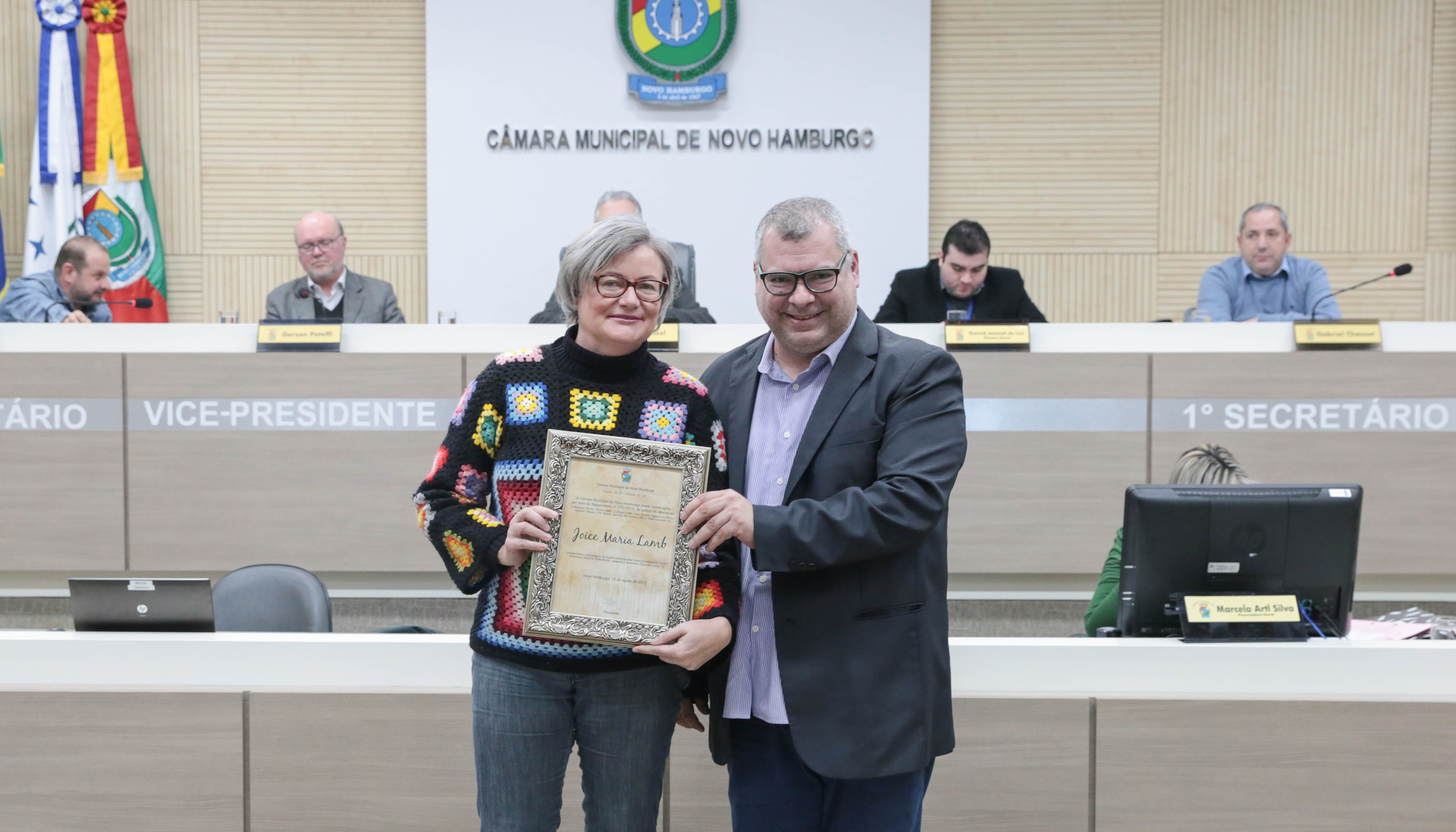 Câmara presta homenagem à professora hamburguense vencedora do prêmio Educador Nota 10