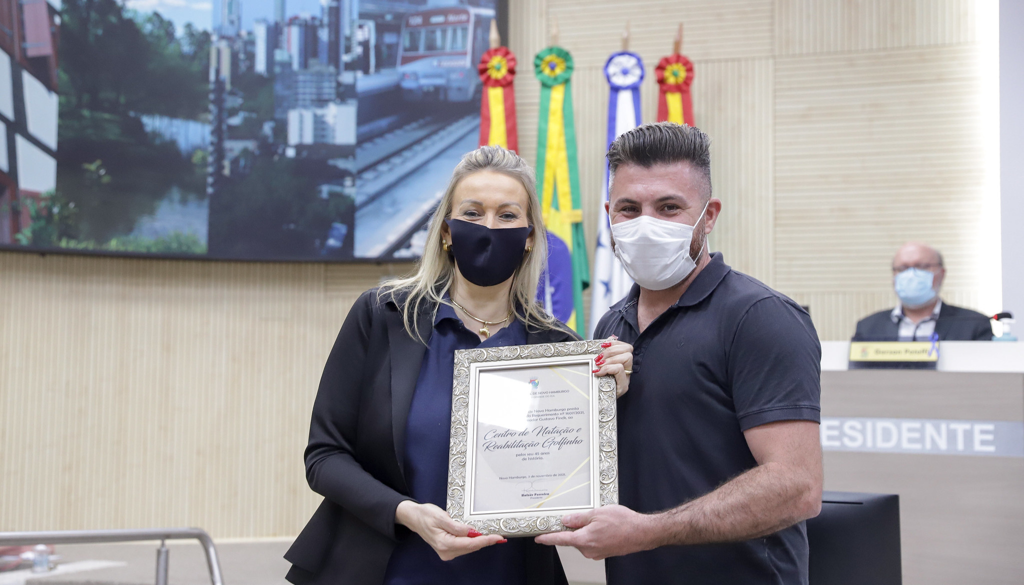 Câmara presta homenagem aos 45 anos da escola de natação Golfinho