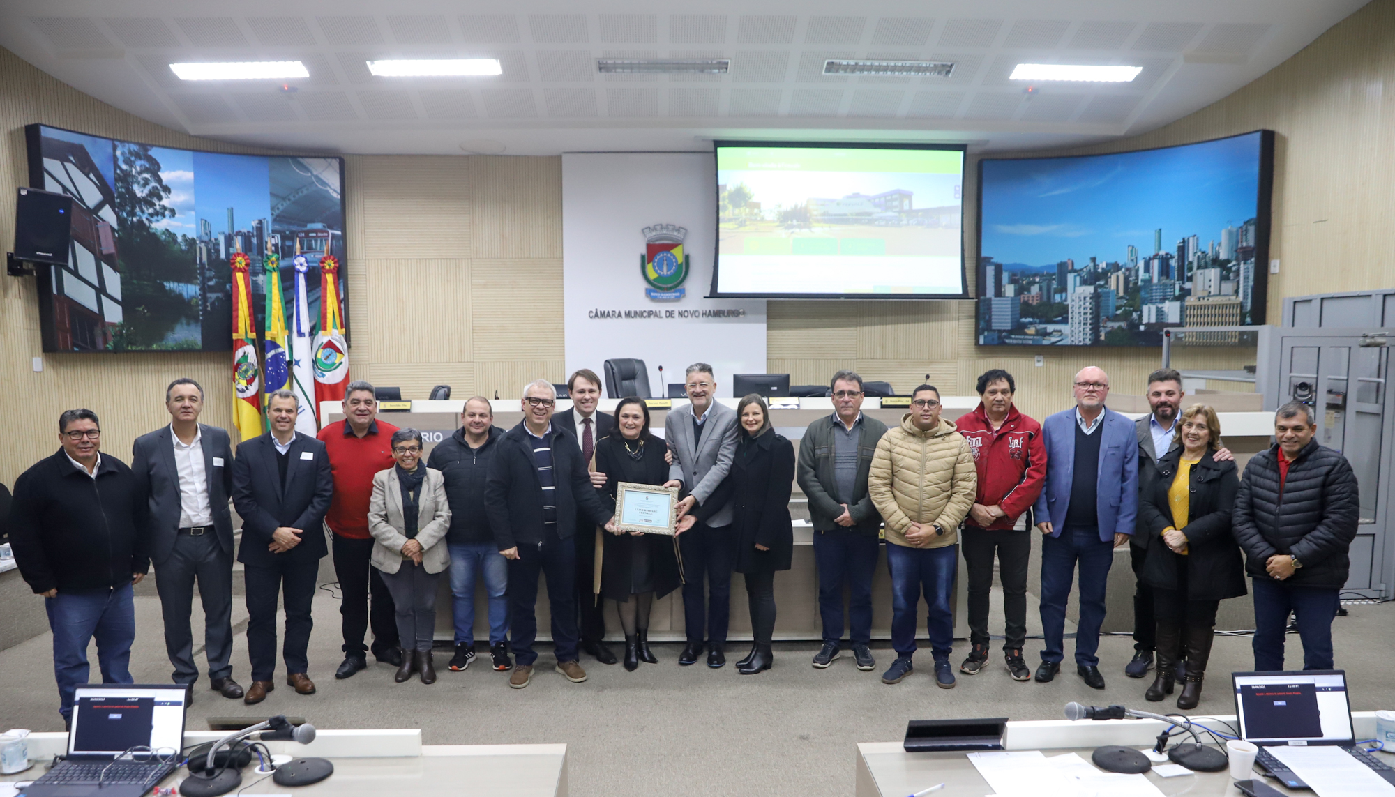 Câmara presta homenagem aos 55 anos da Universidade Feevale