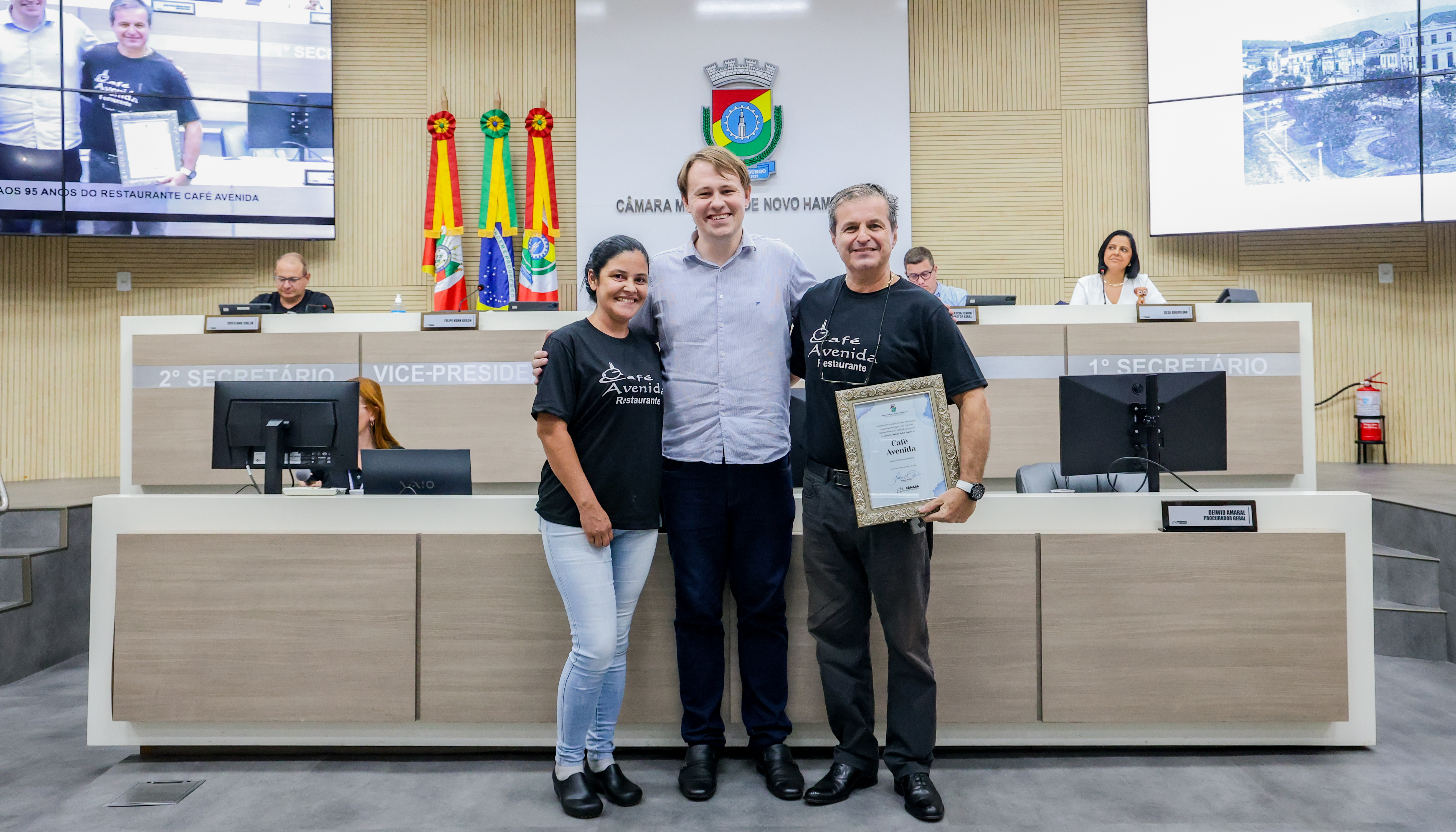 Câmara presta homenagem aos 95 anos do Café Avenida