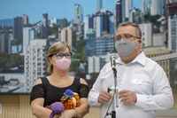 Casal que presta serviço voluntário em prol da Apae recebe reconhecimento do Legislativo