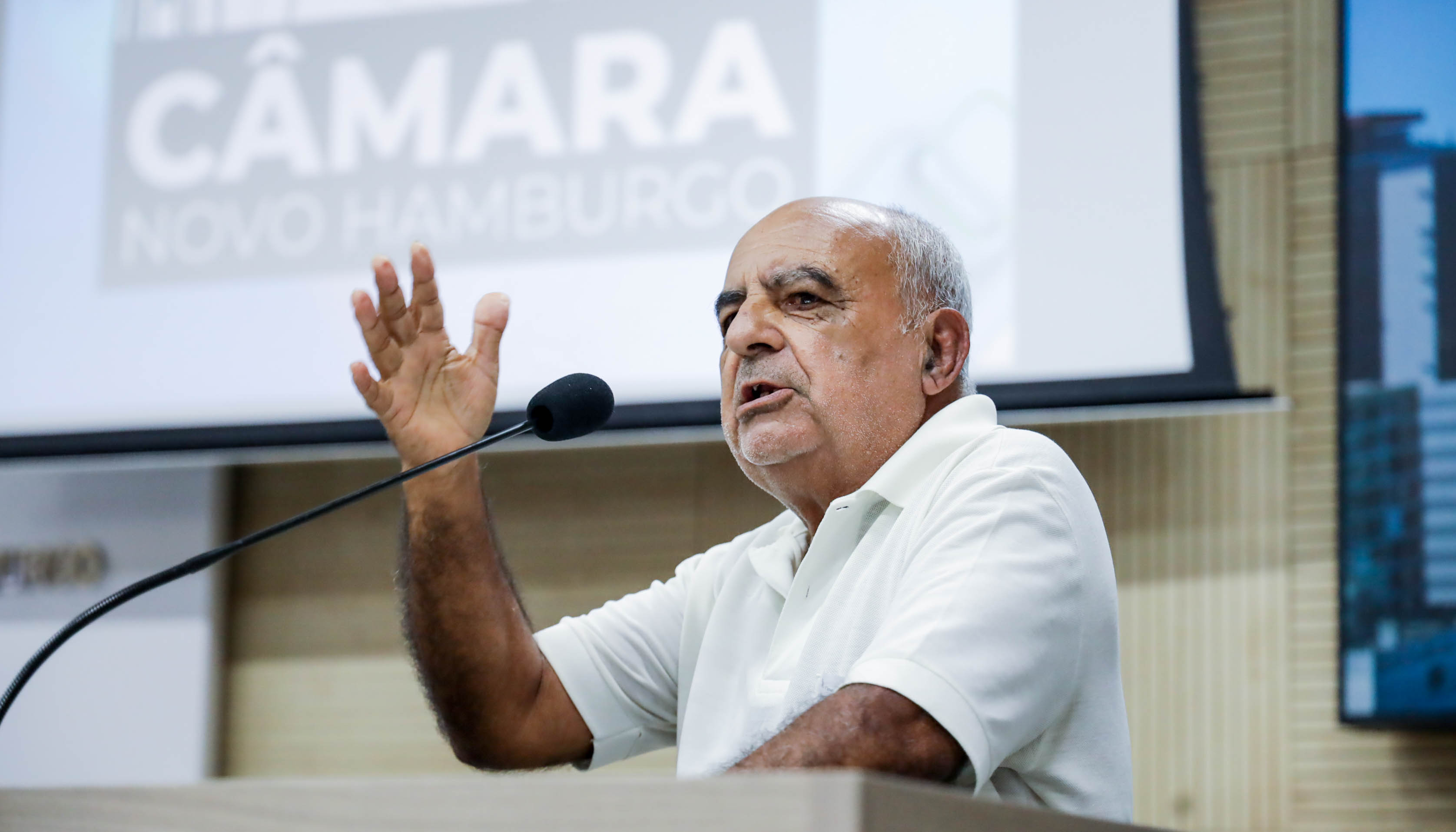 Cidadão usa a tribuna para questionar derrubada do prédio ao lado da UPA Canudos