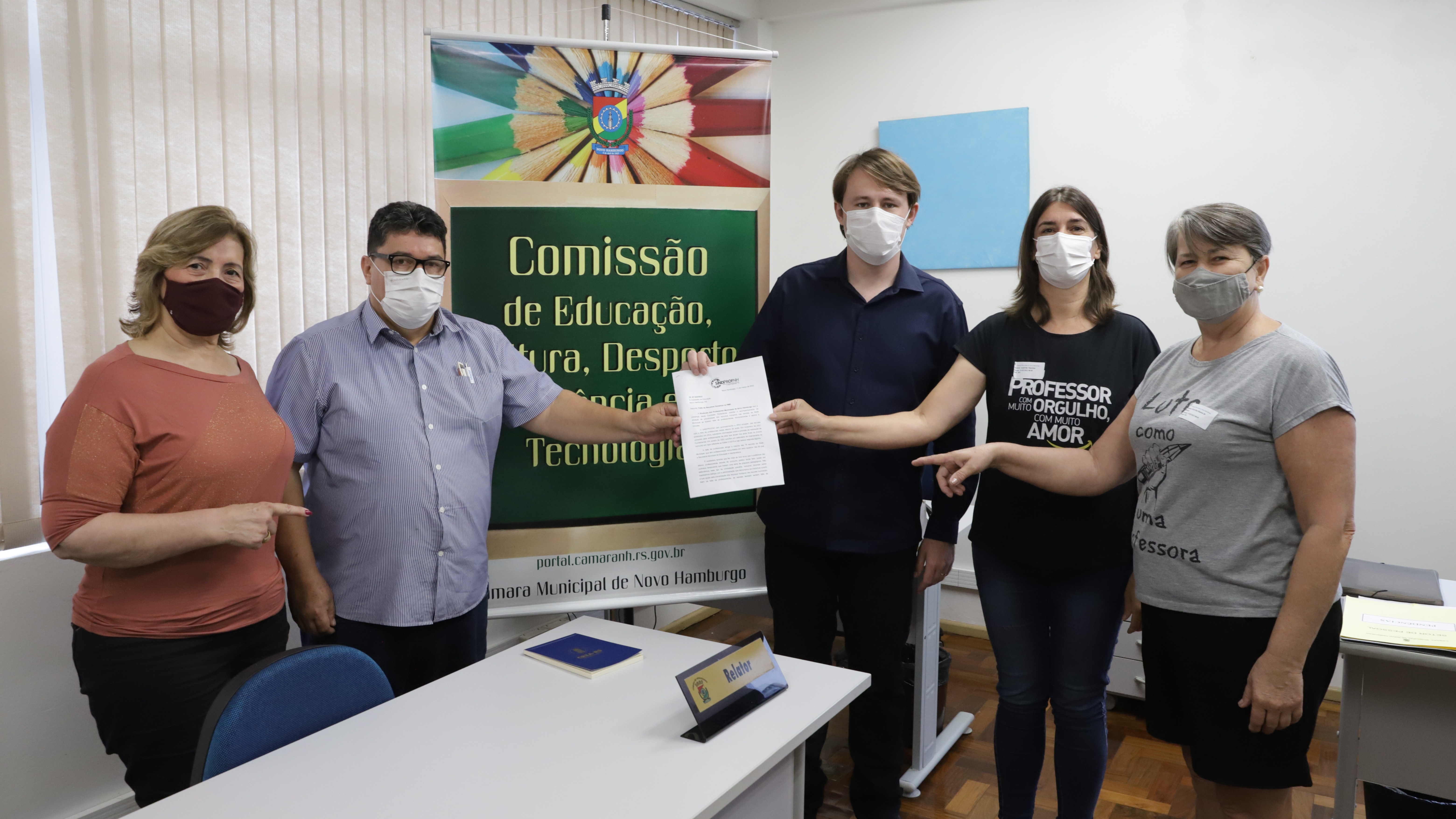 Coedu recebe Sindprofnh para debater falta de profissionais na Rede Municipal de Ensino