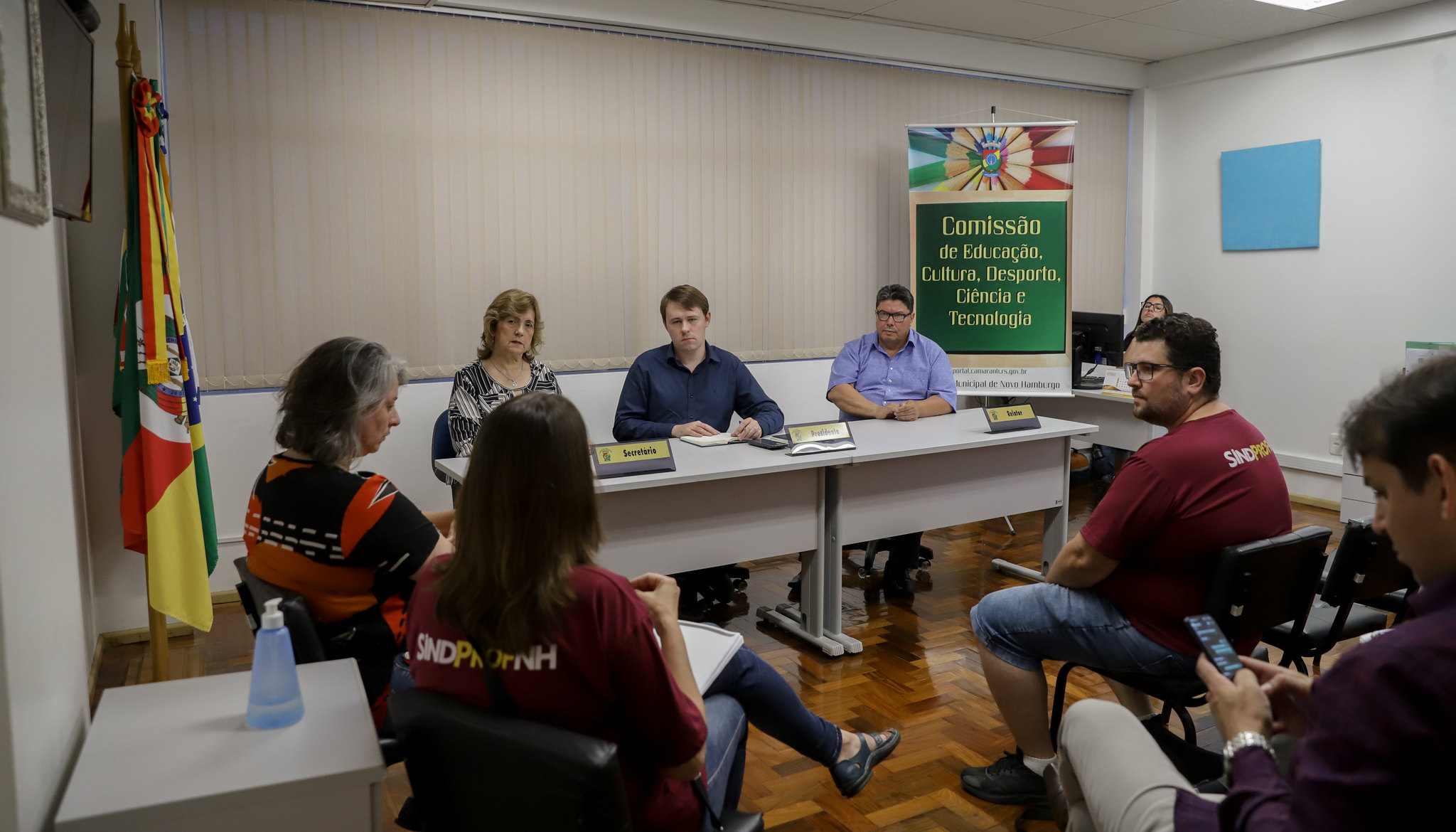 Comissão de Educação conversa com SindProfNH sobre projetos do Executivo que impactam o funcionalismo municipal