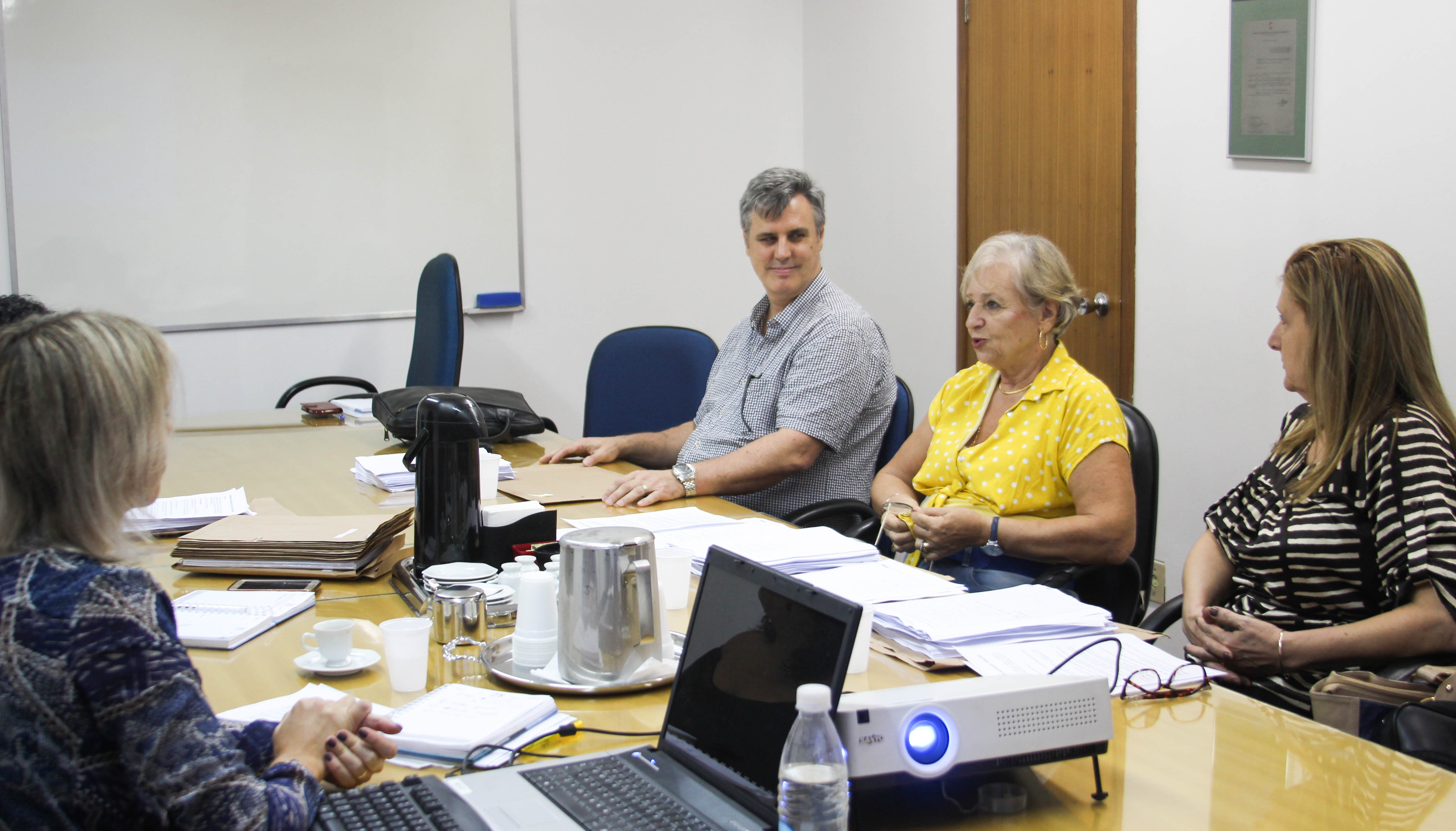 Comissão julgadora do Prêmio Leopoldo Petry analisa critérios de seleção das redações