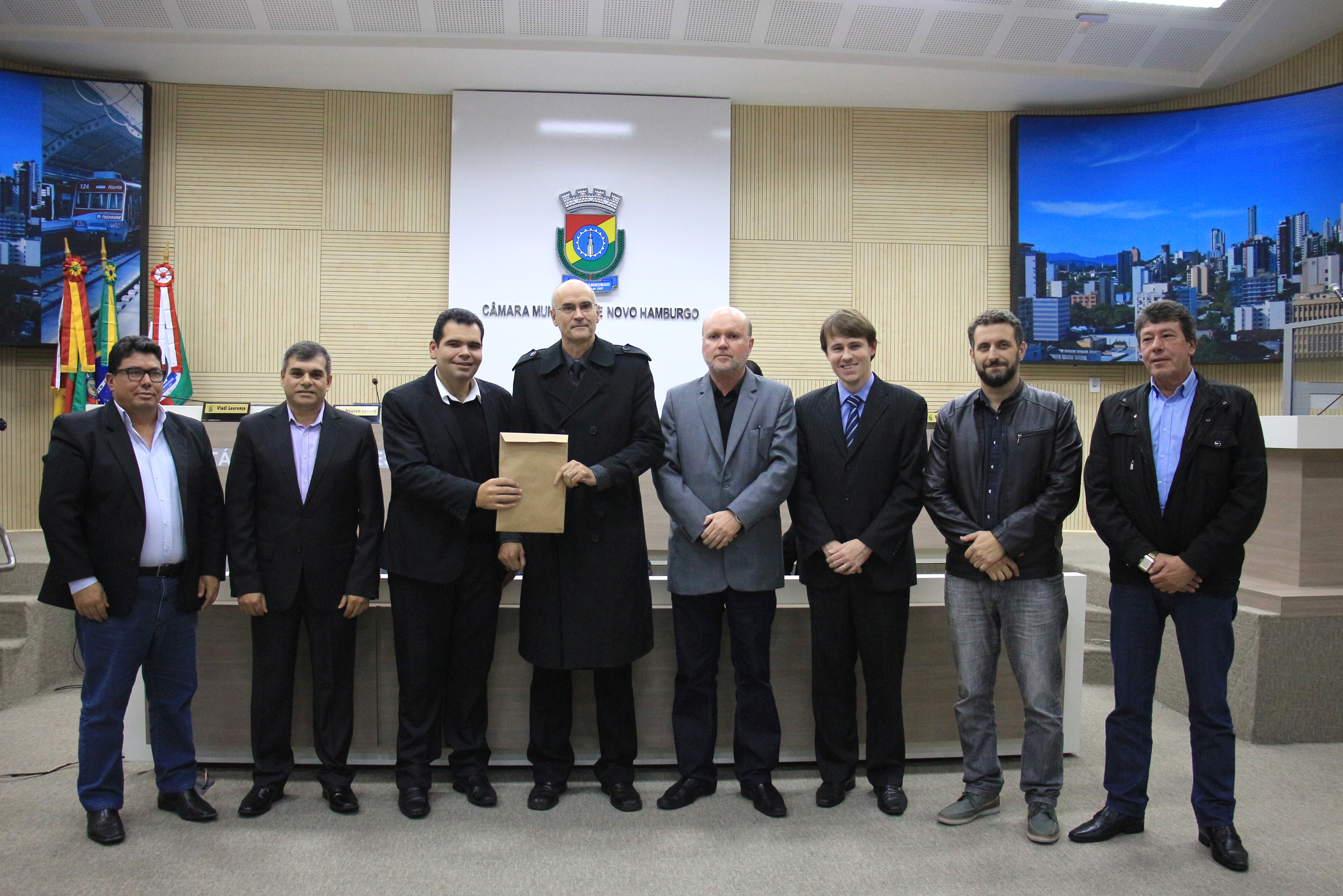 Comissão entrega sugestão de projeto que trata da regulamentação dos aplicativos para transporte individual