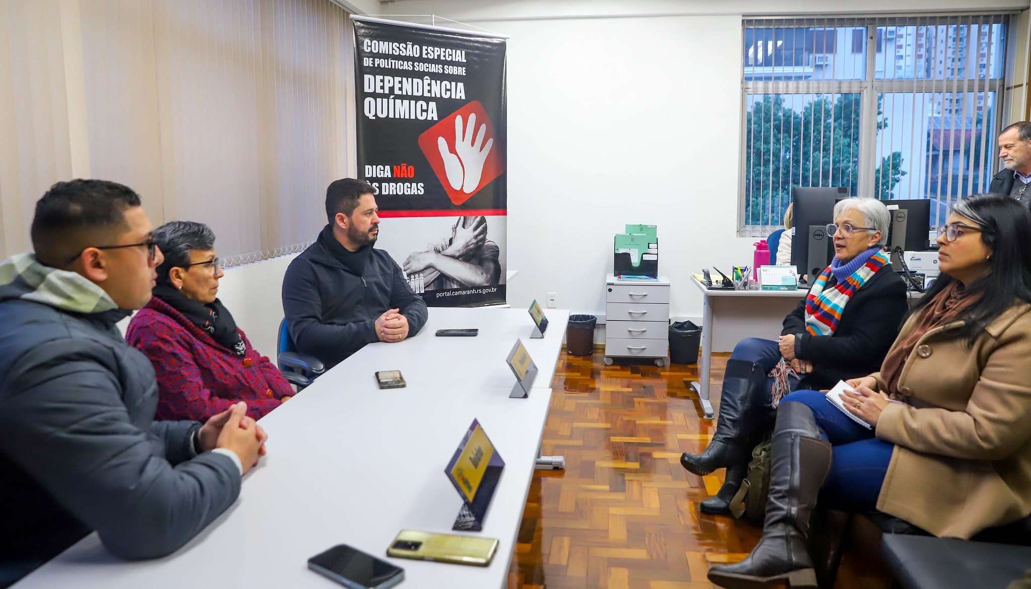 Comissão para debater dependência química recebe visita do Comen