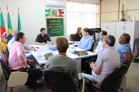 Comitiva de ex-alunos pede revitalização da EEEF Maria das Neves Petry