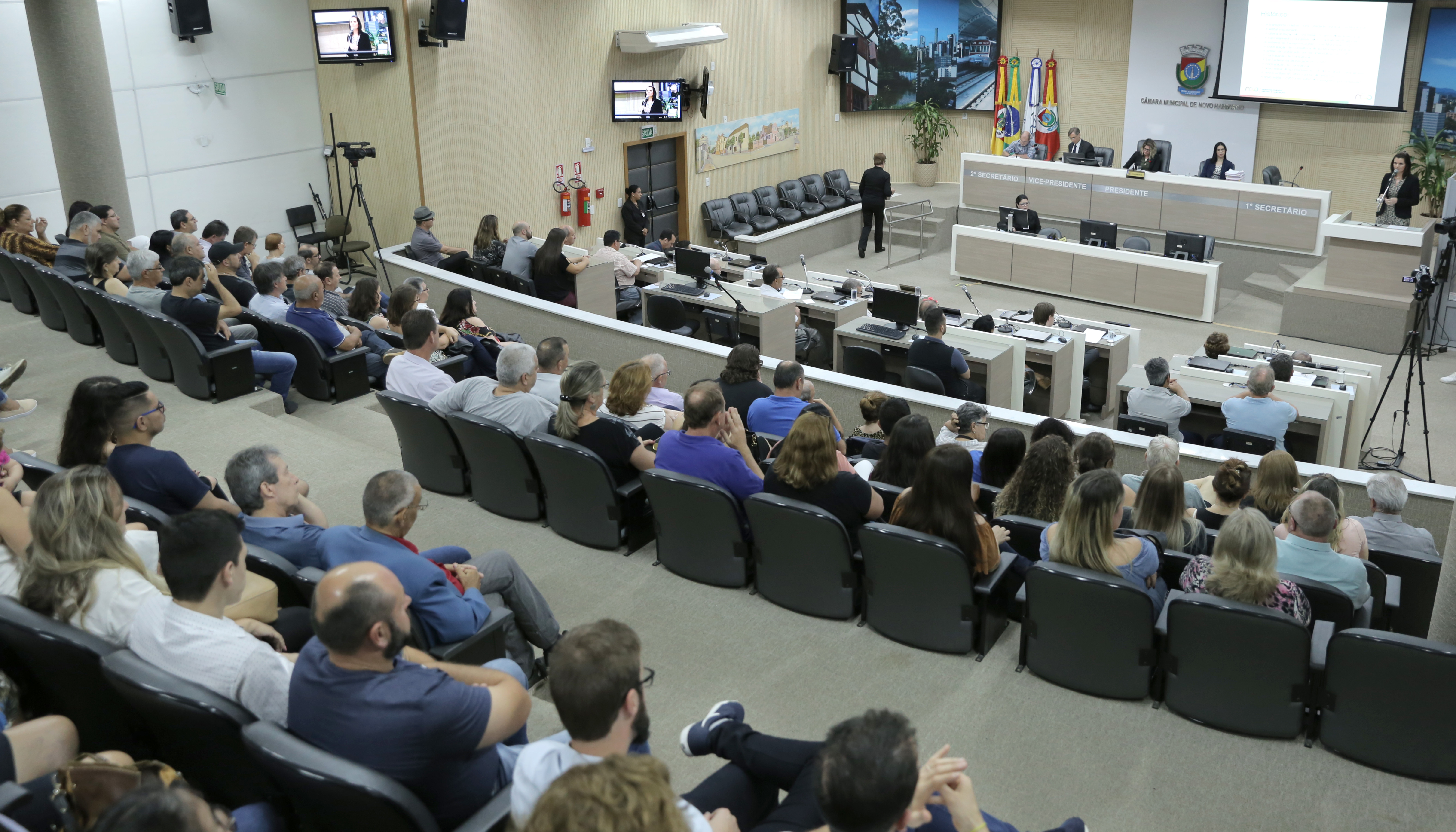 Comunidade lota plenário para debater situação do transporte público coletivo na cidade