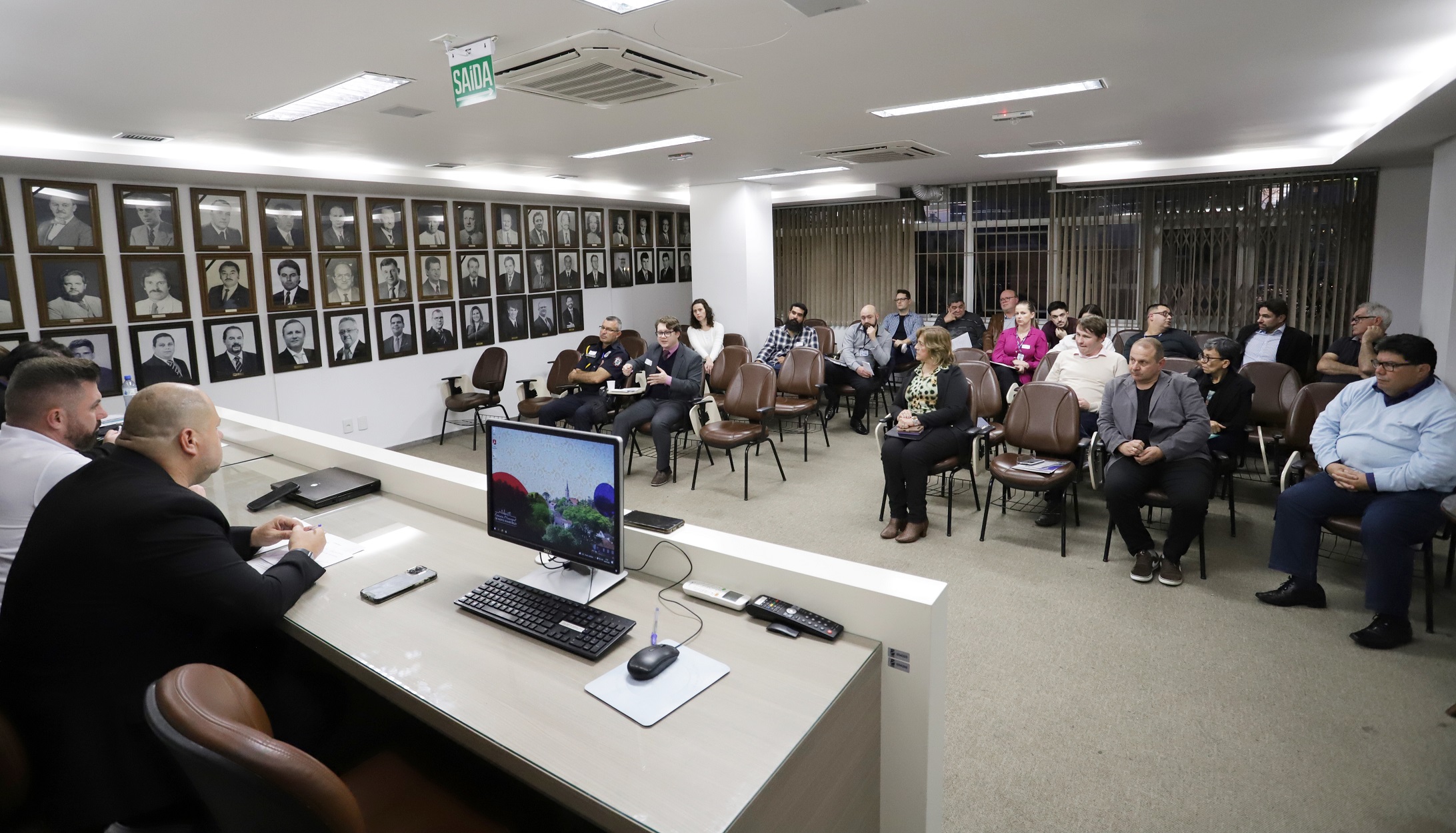 Comusa e funcionalismo debatem terceirização do serviço de leitura de hidrômetros com vereadores