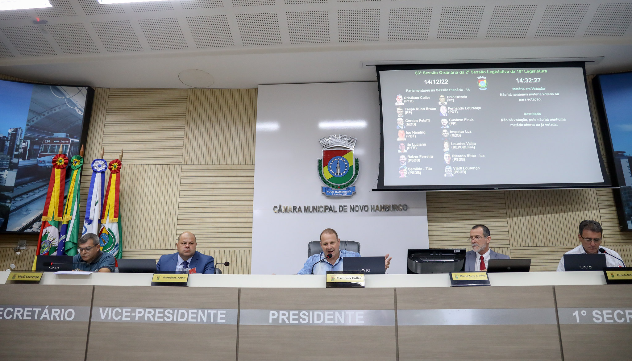 Cristiano Coller conduz última sessão ordinária como presidente