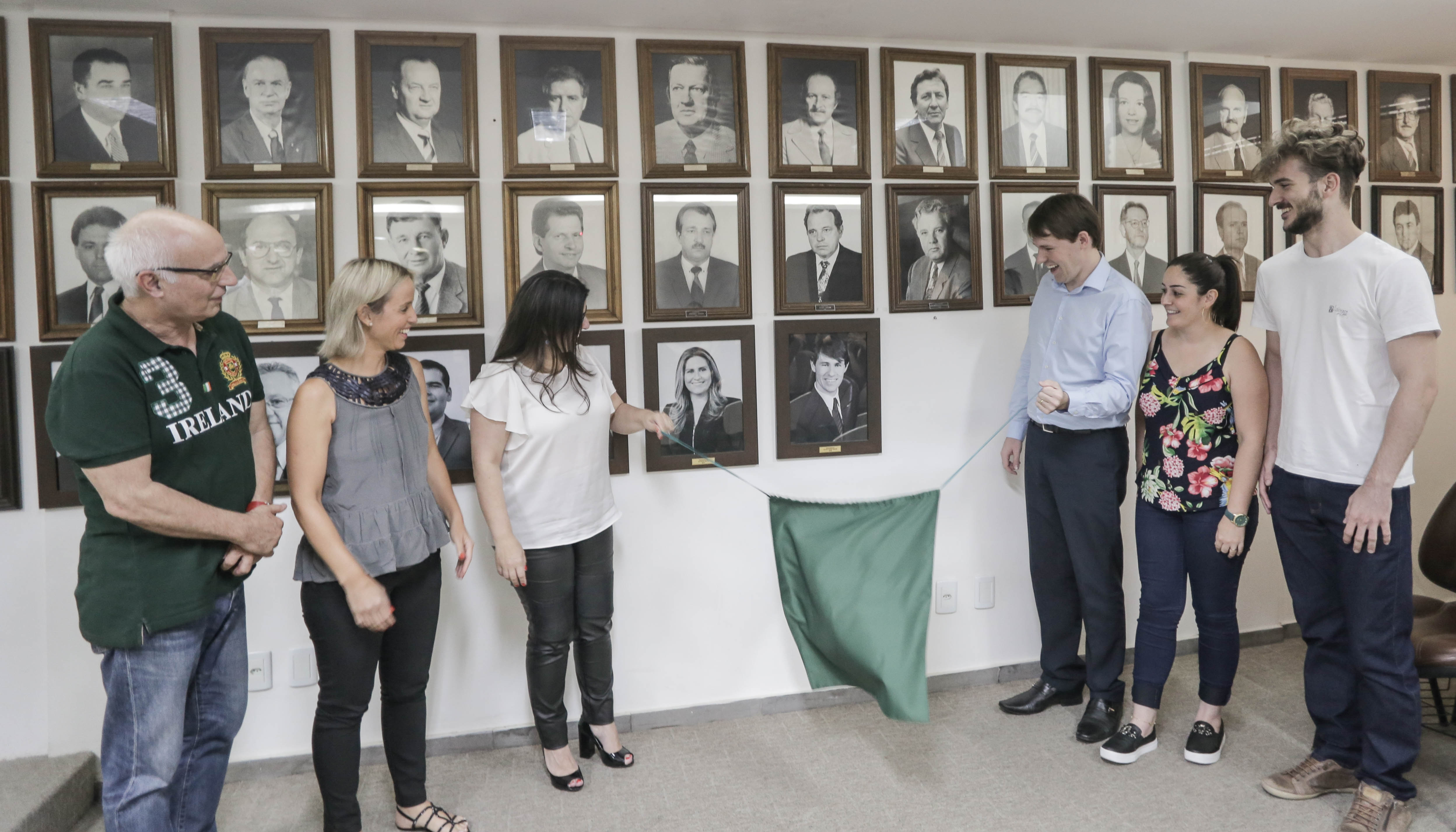 Descerrada foto de Felipe na Galeria dos Presidentes da Câmara