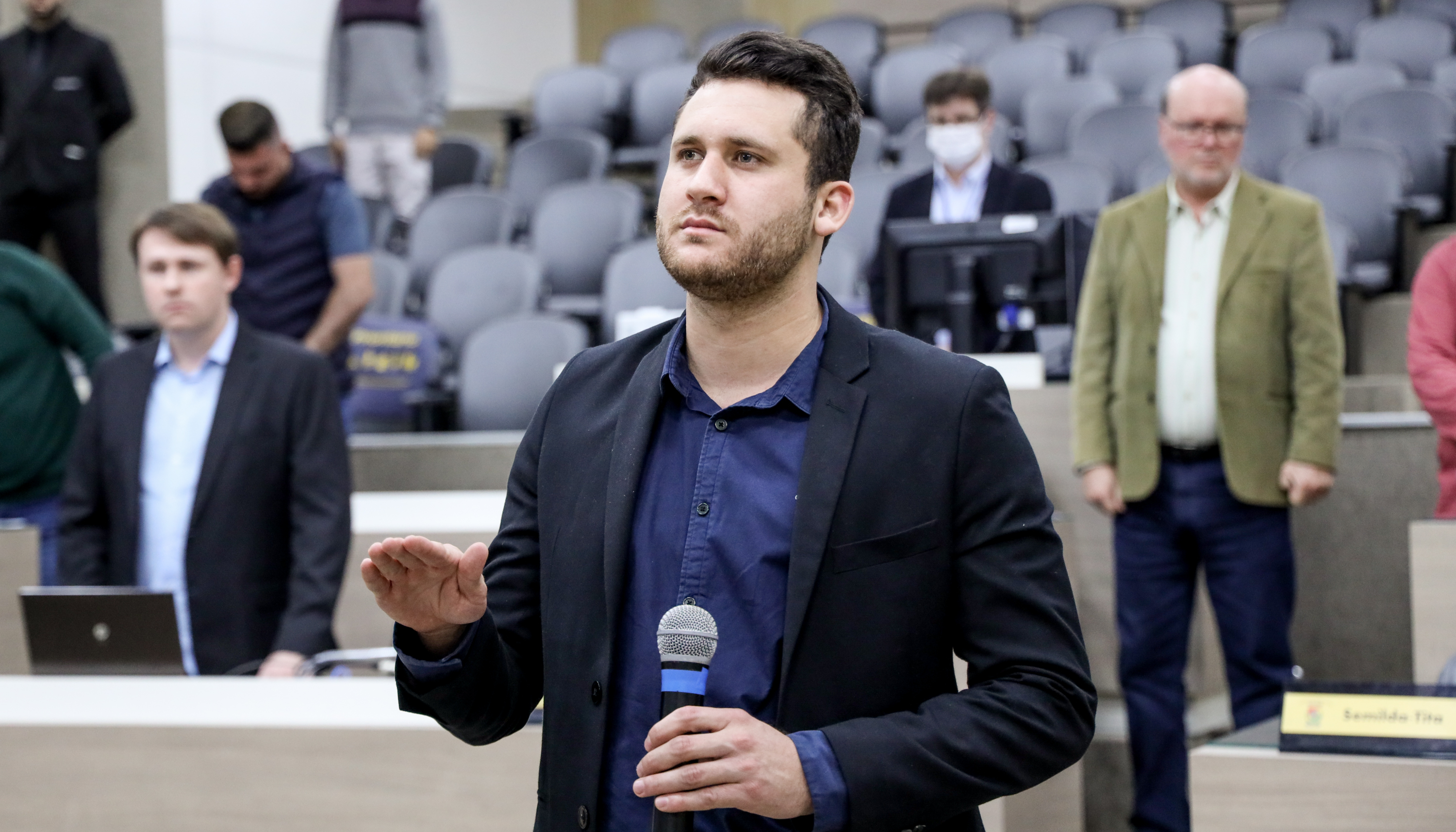 Eliton Ávila assume mandato e faz sua estreia na Câmara