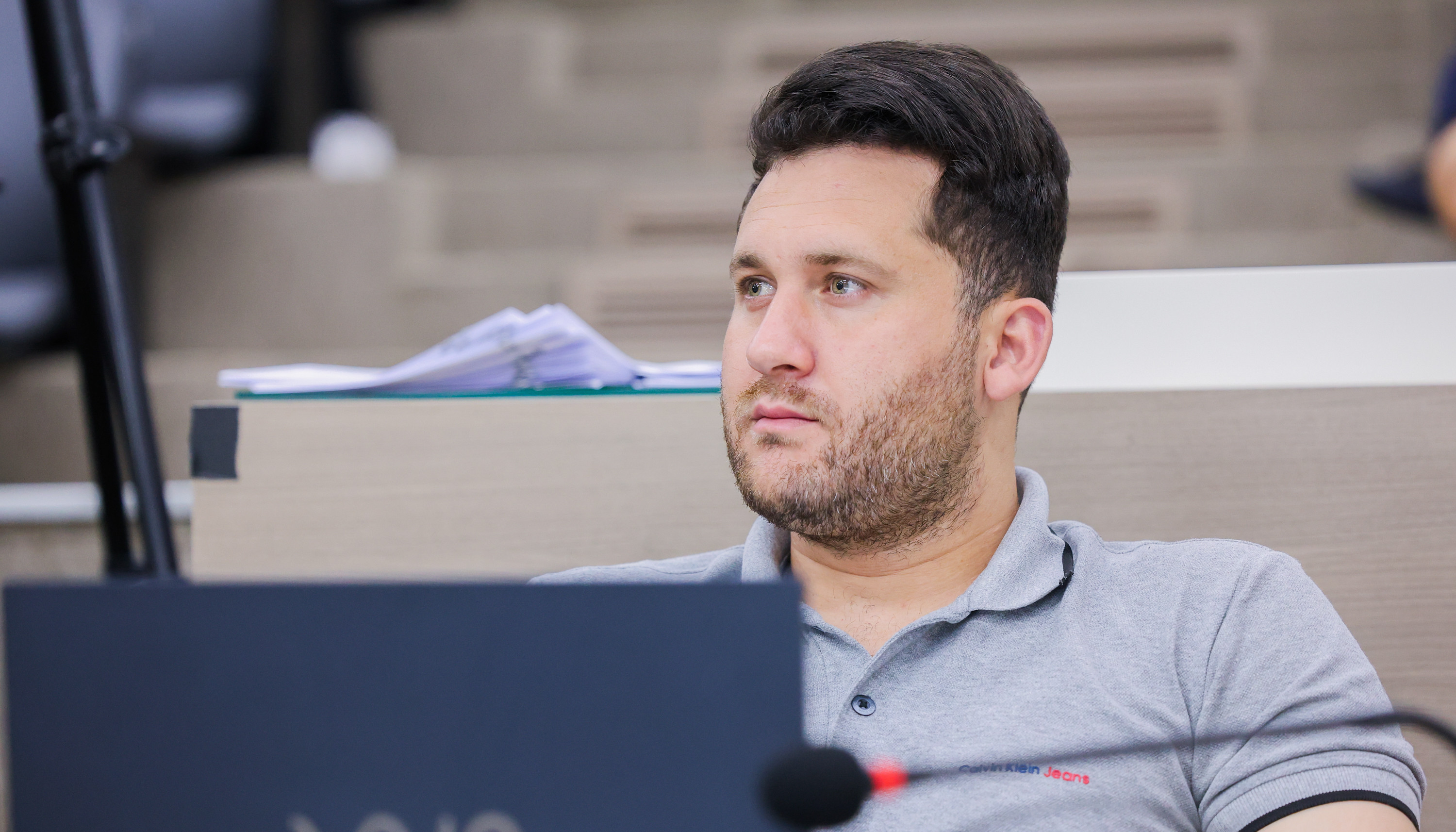 Eliton Ávila pede vista ao projeto que incentiva doação de ração como ingresso solidário