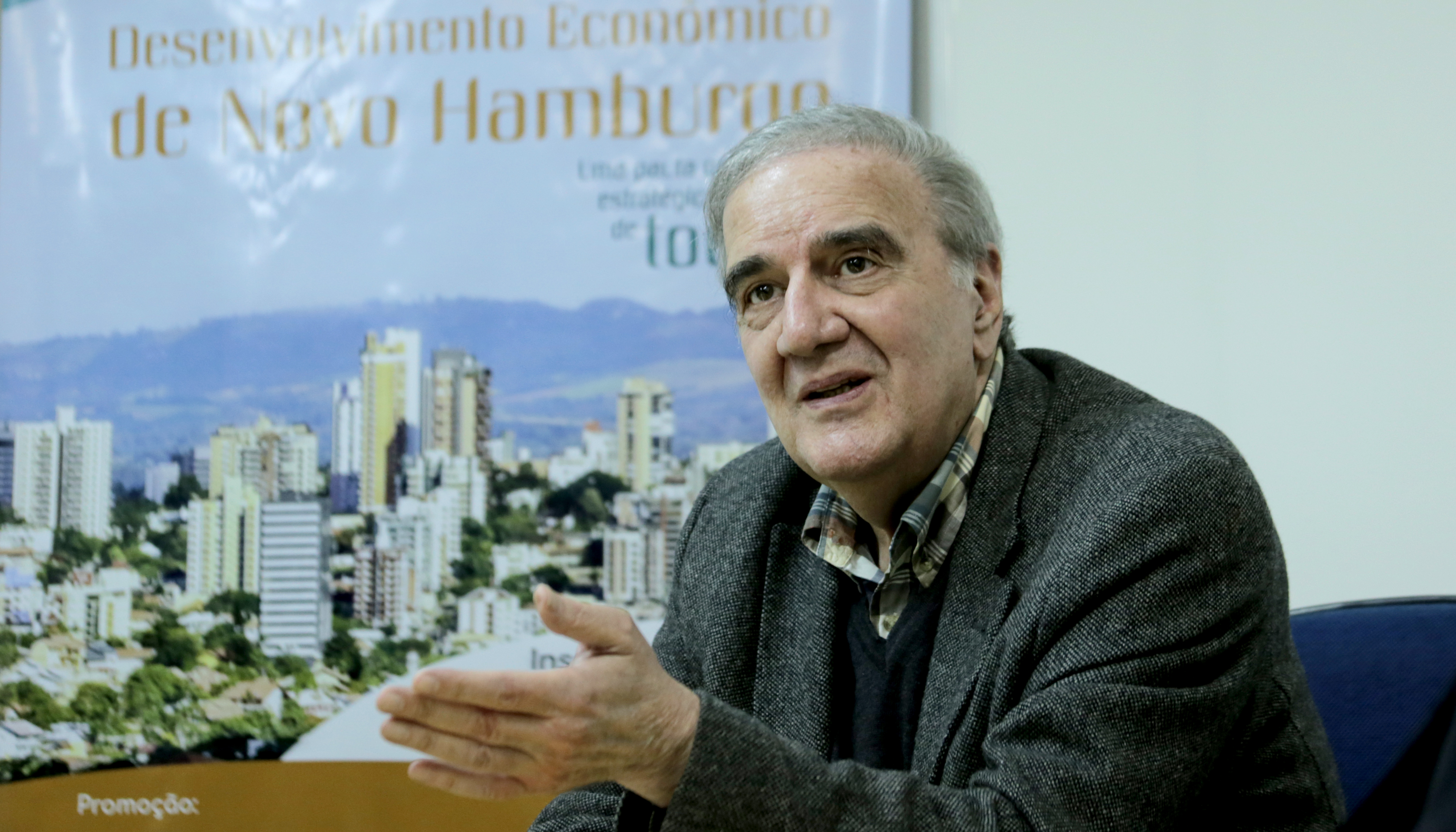 Em coletiva, Belluzzo defende fomento à tecnologia como alternativa para crise econômica