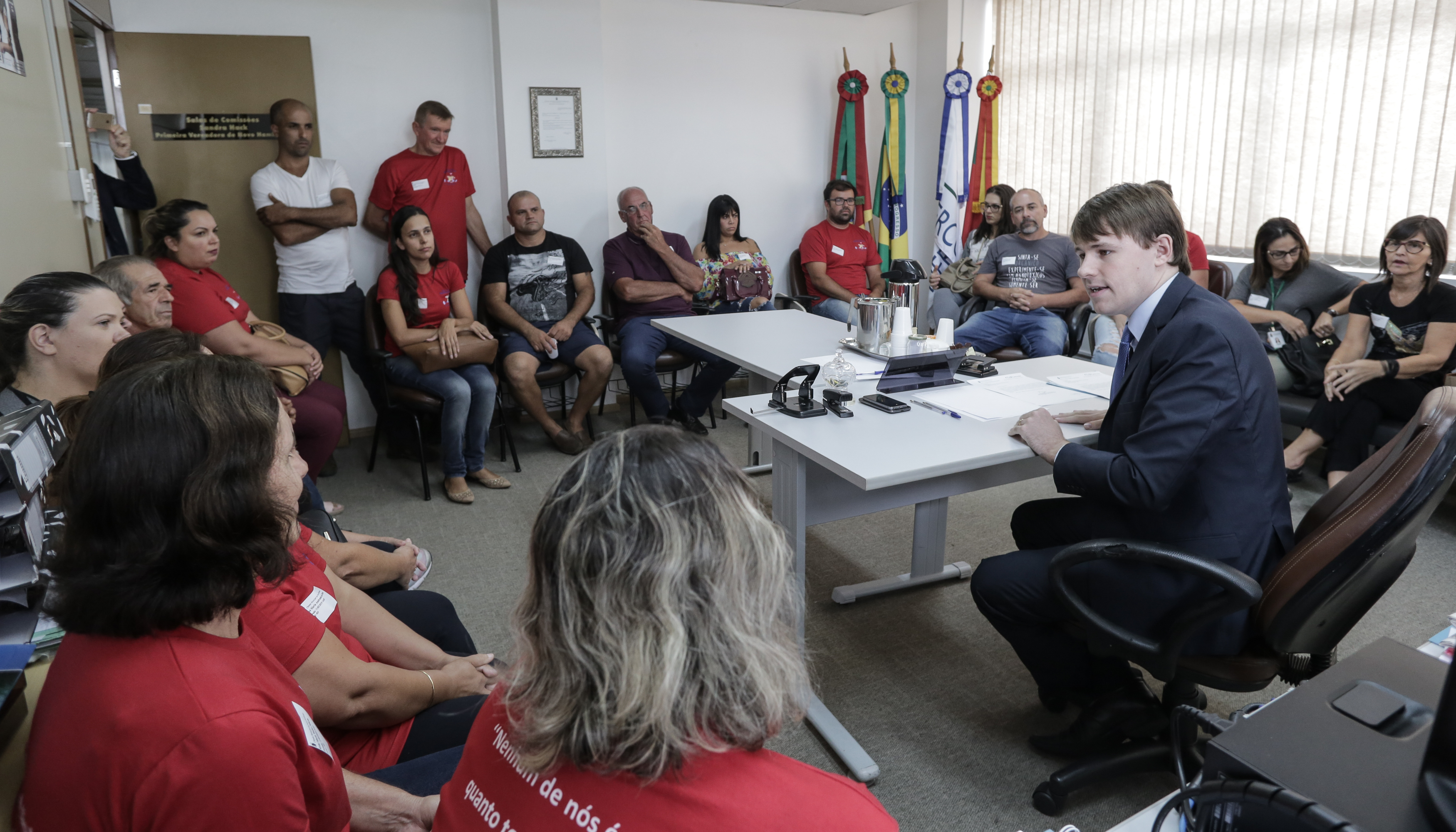 Em reunião com a Smed, comunidade da EMEF Washington Luiz volta a pedir nova área coberta