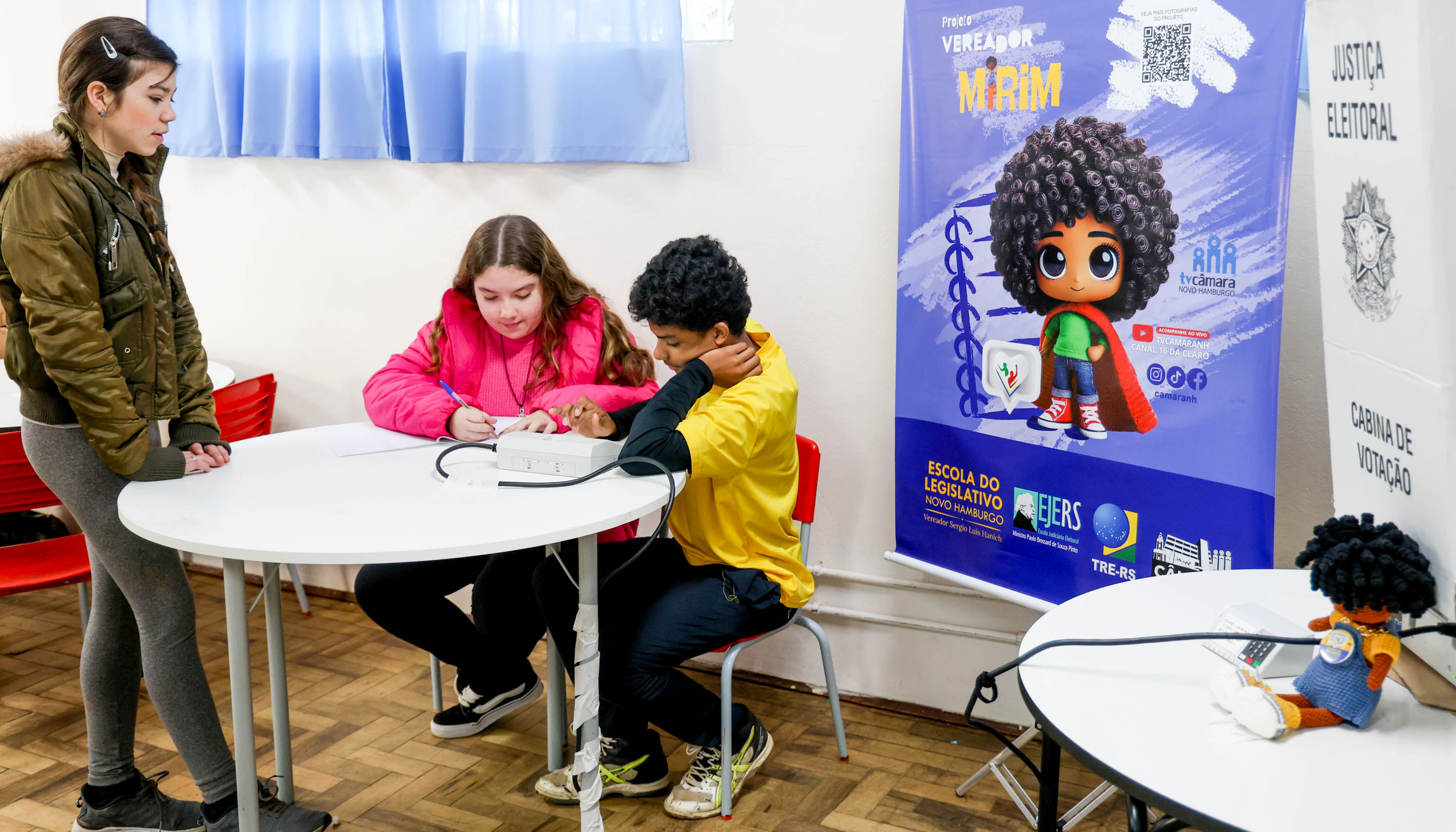 Emeb João Goulart e Escola de Aplicação Feevale abrem eleições do Vereador Mirim